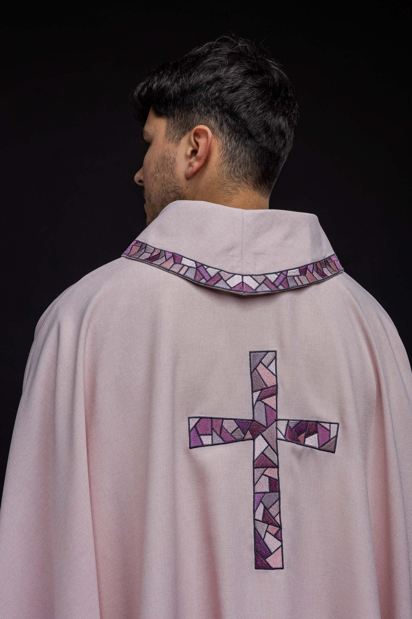 Casulla bordada rosa con cruz de mosaico