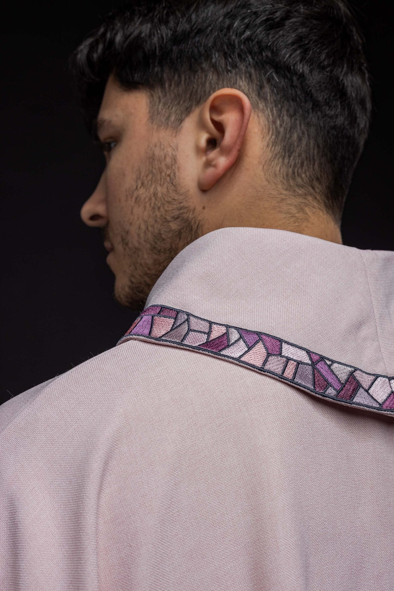 Casulla bordada rosa con cruz de mosaico
