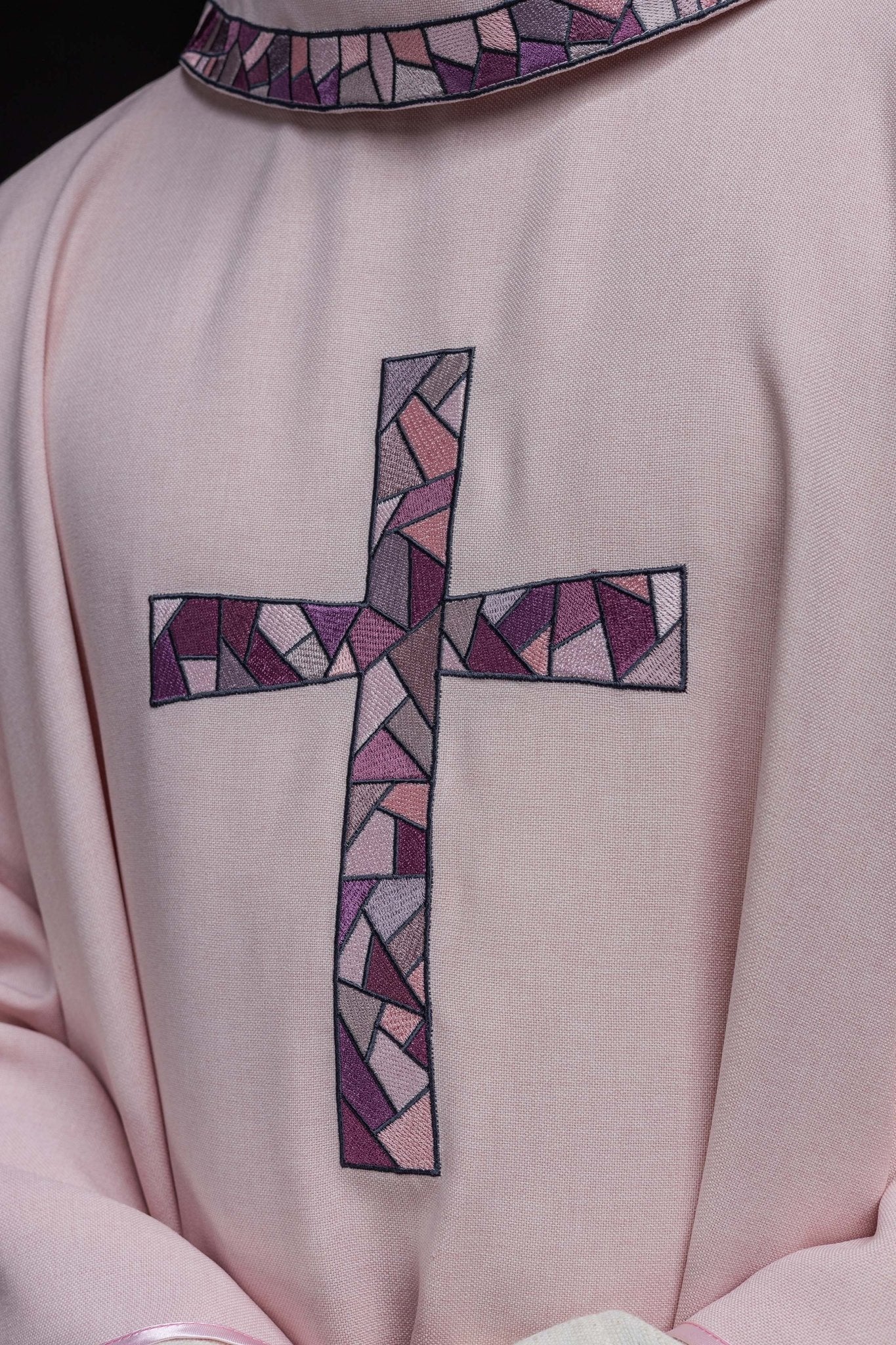 Casulla bordada rosa con cruz de mosaico