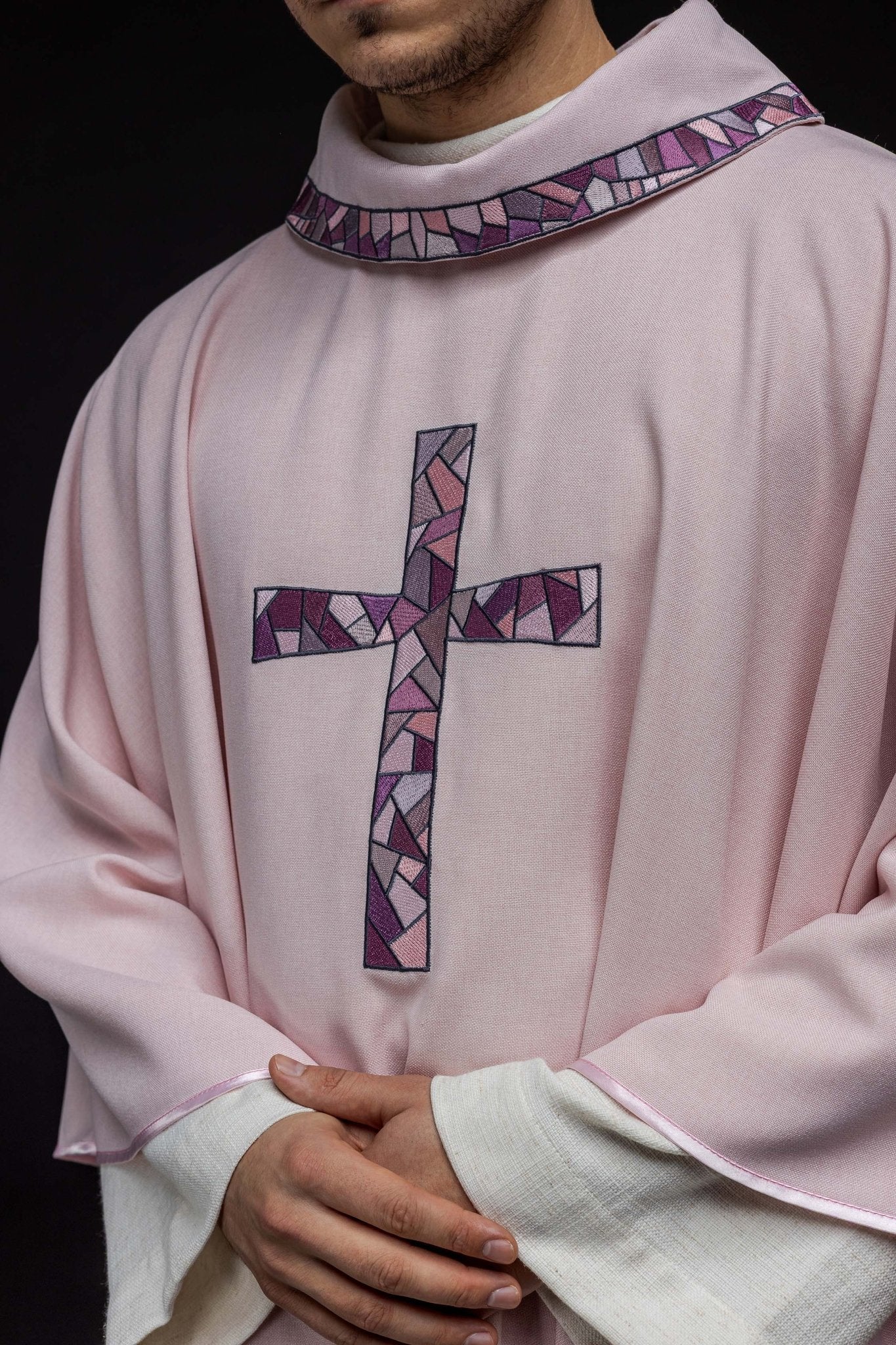 Casulla bordada rosa con cruz de mosaico