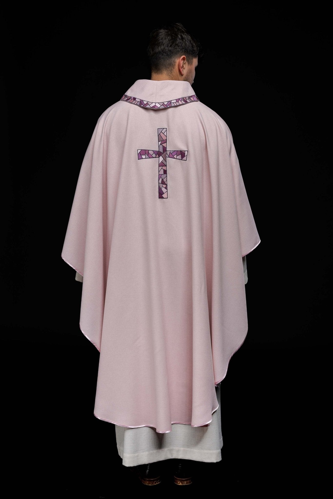 Casulla bordada rosa con cruz de mosaico