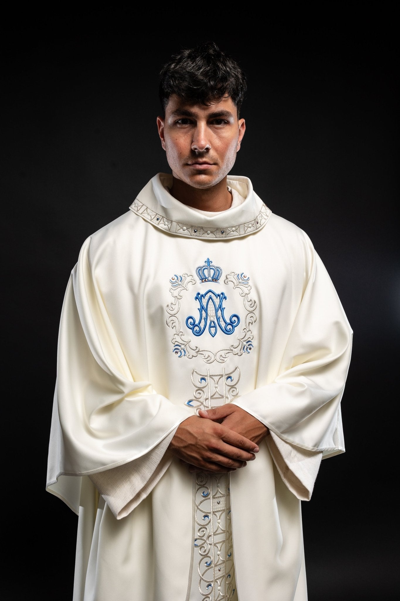 Casulla con bordada mariana