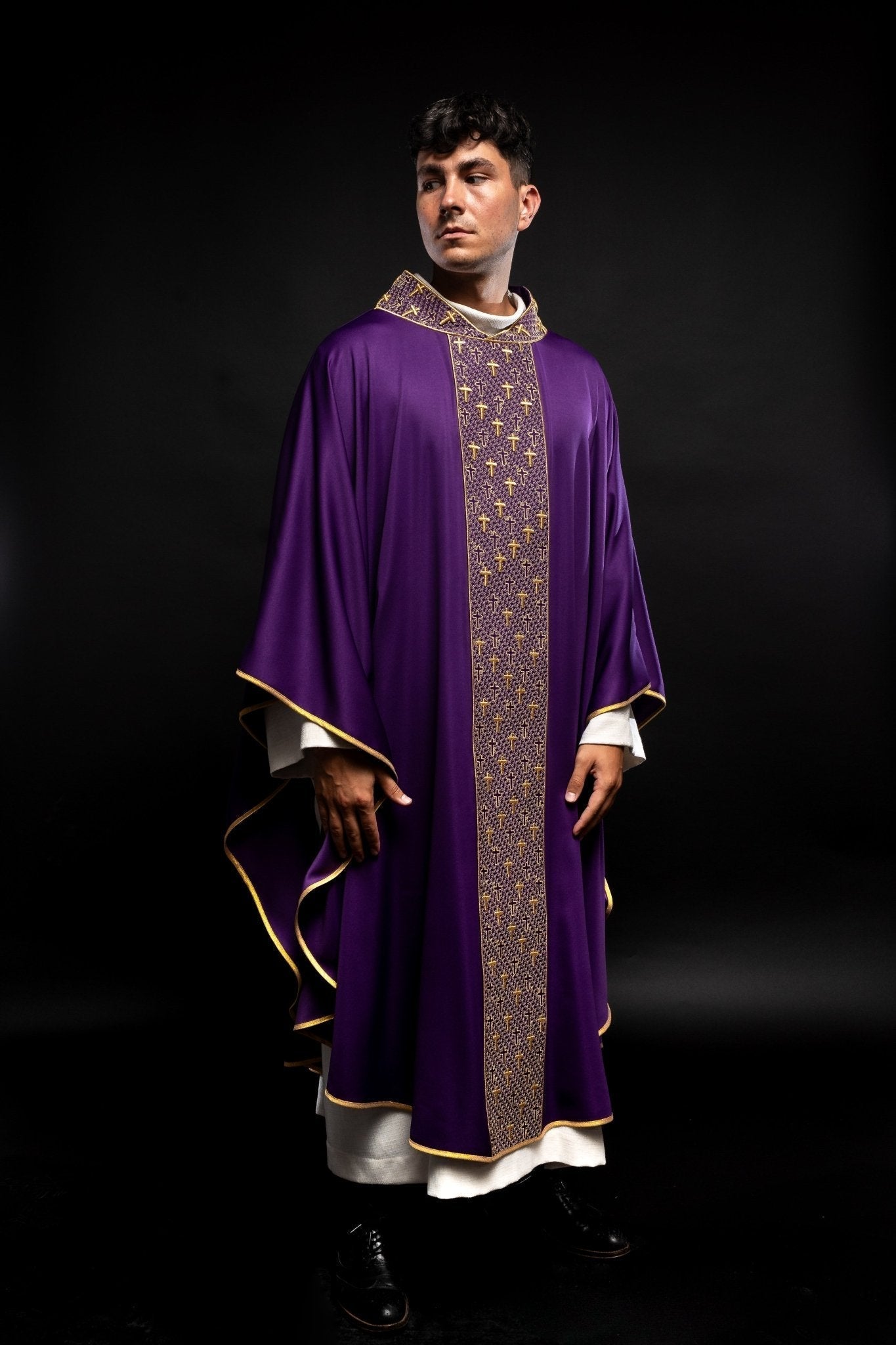 Casulla con cinturón ricamente bordado en cruces de color morado