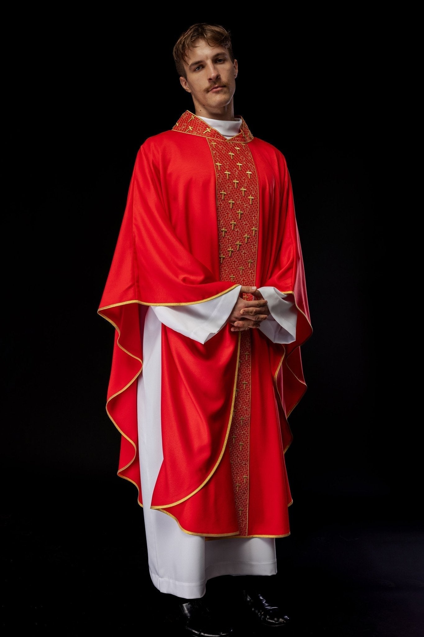 Casulla con cinturón ricamente bordado en cruces de color rojo