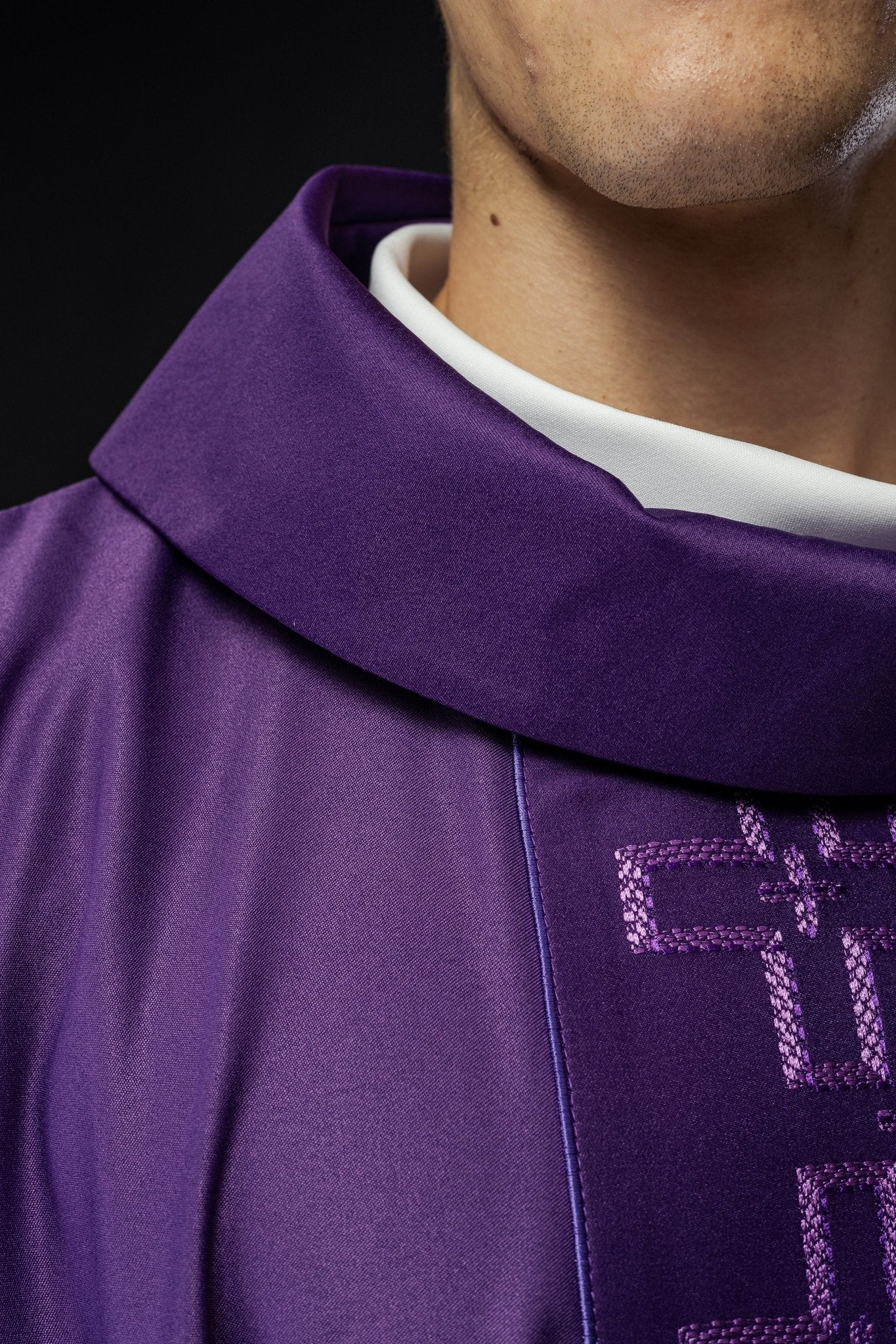 Casulla con cinturón ricamente bordado en cruz de color morado