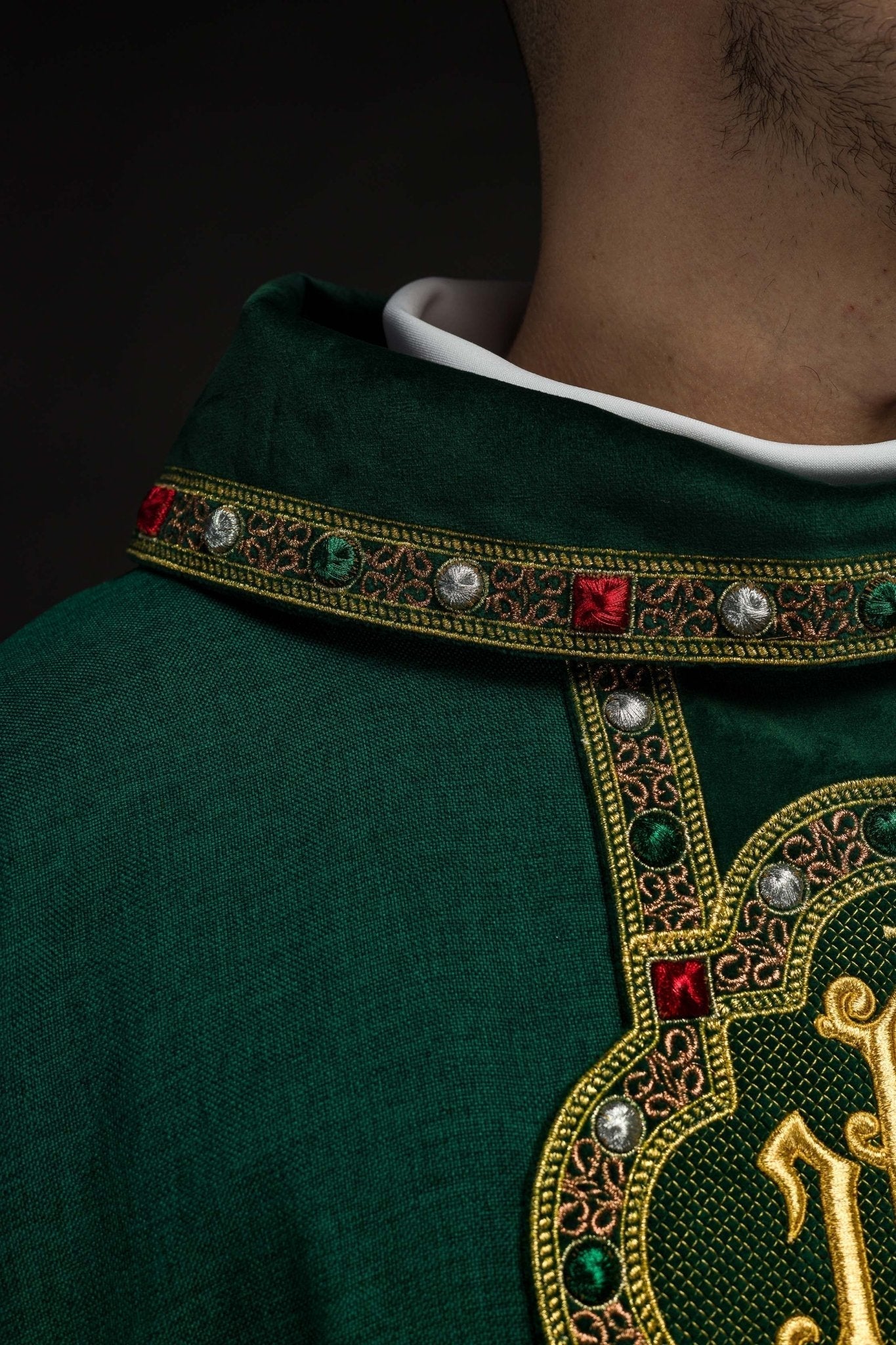 Casulla con cinturón ricamente bordado y ribete alrededor del bordado IHS y cuello en verde