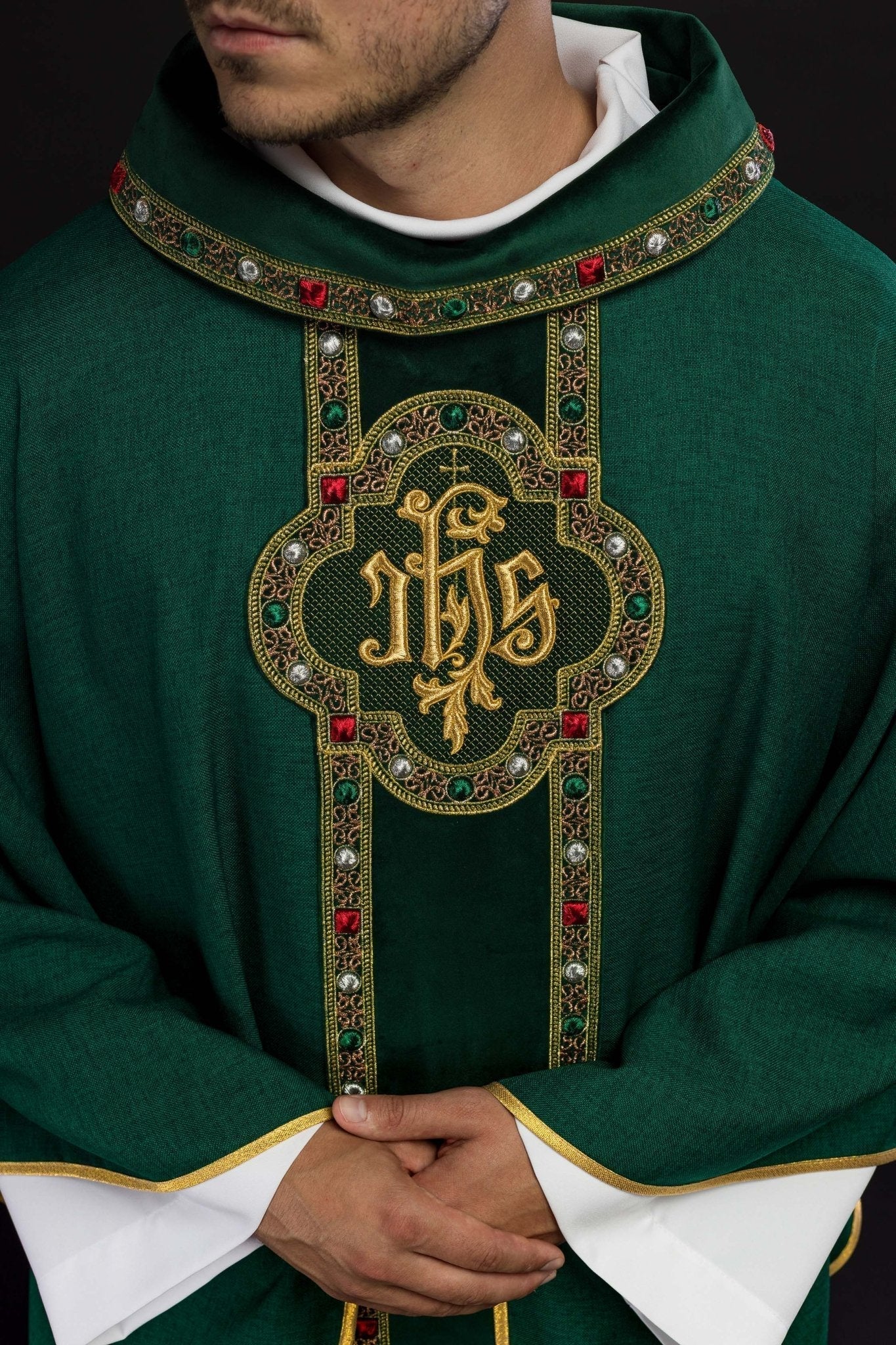 Casulla con cinturón ricamente bordado y ribete alrededor del bordado IHS y cuello en verde