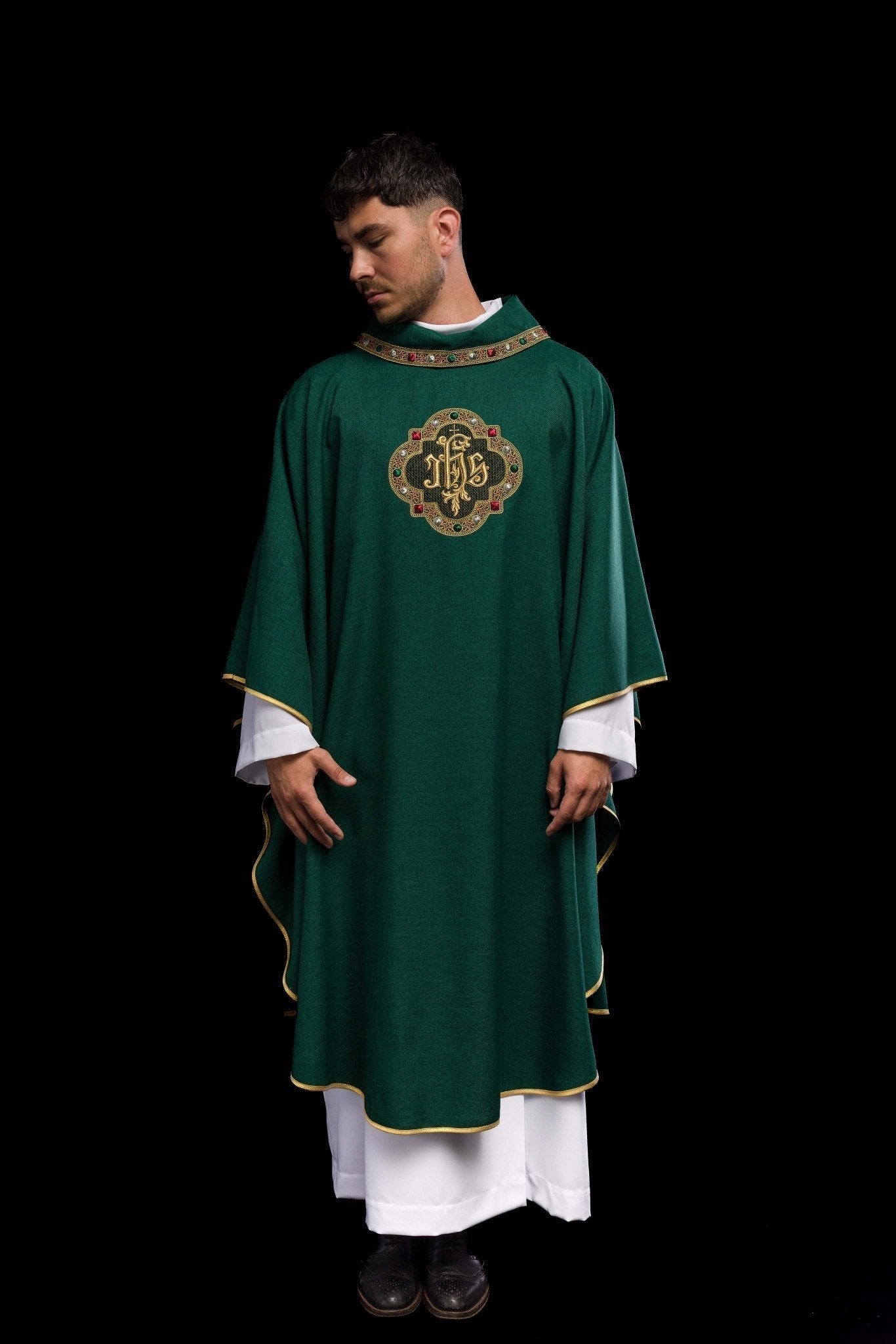 Casulla con rico bordado IHS y cuello en color verde