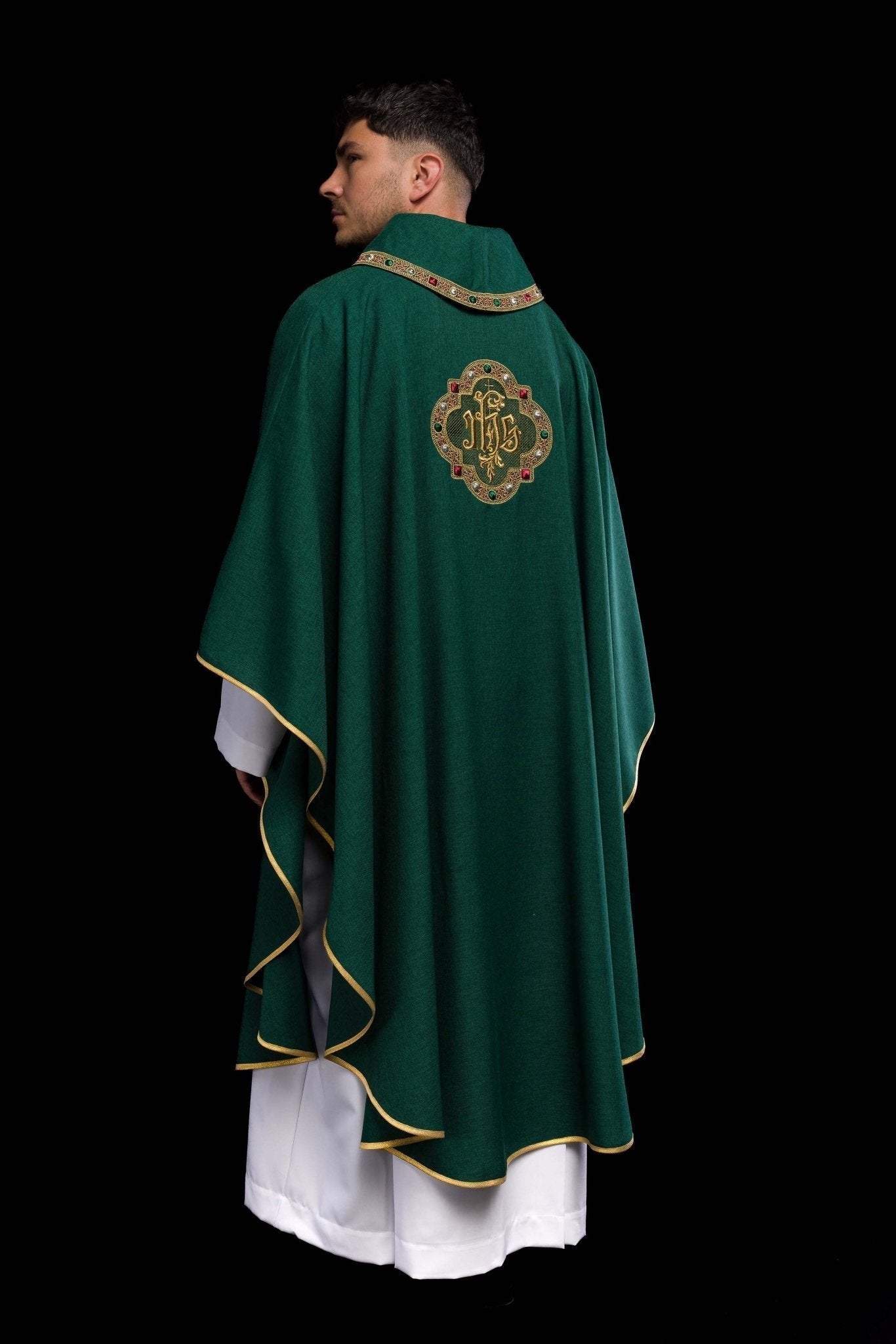Casulla con rico bordado IHS y cuello en color verde