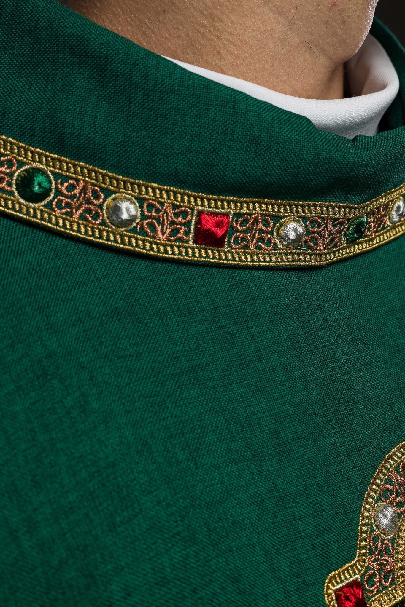 Casulla con rico bordado IHS y cuello en color verde