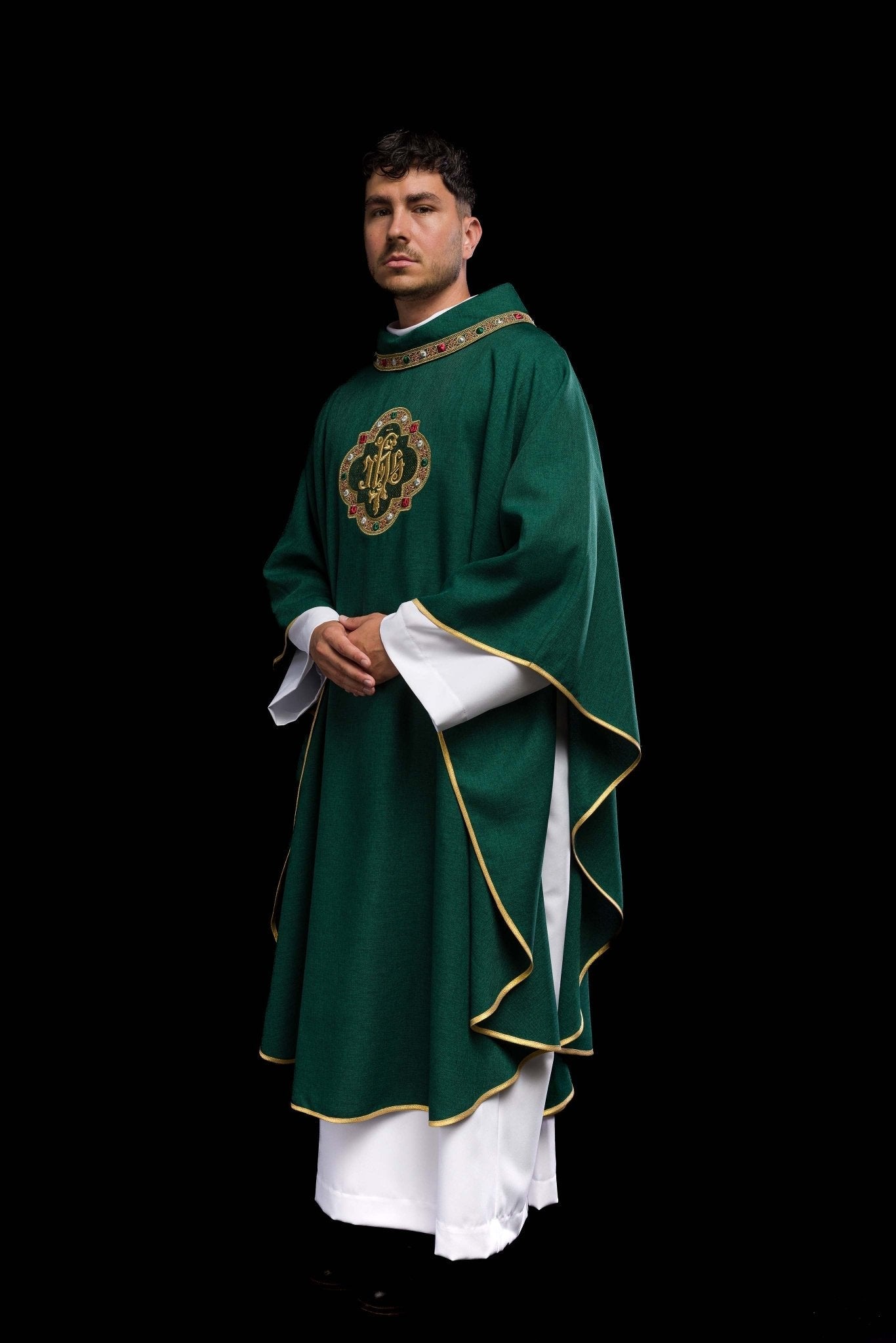 Casulla con rico bordado IHS y cuello en color verde