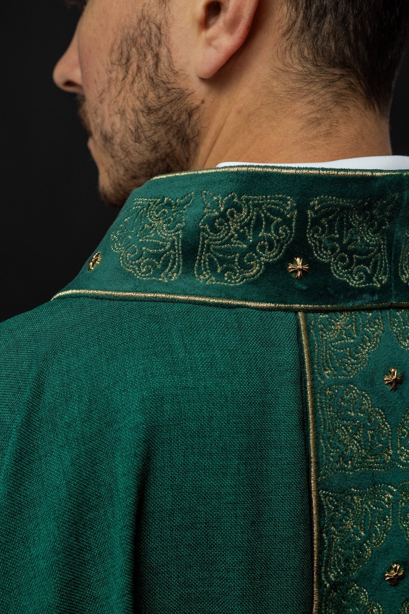 Casulla con cinturón y cuello ricamente bordados en verde