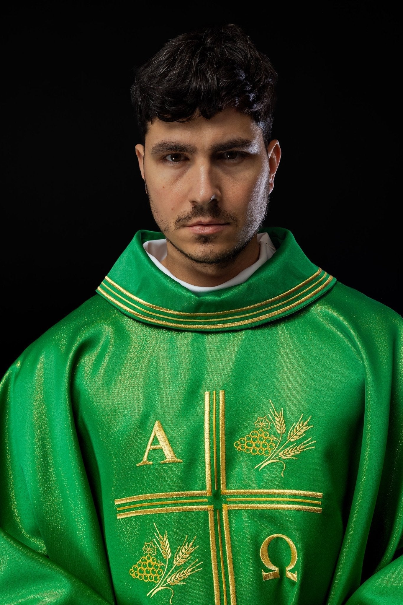 Casulla con cruz bordada, motivos Alfa y Omega y orejas en verde