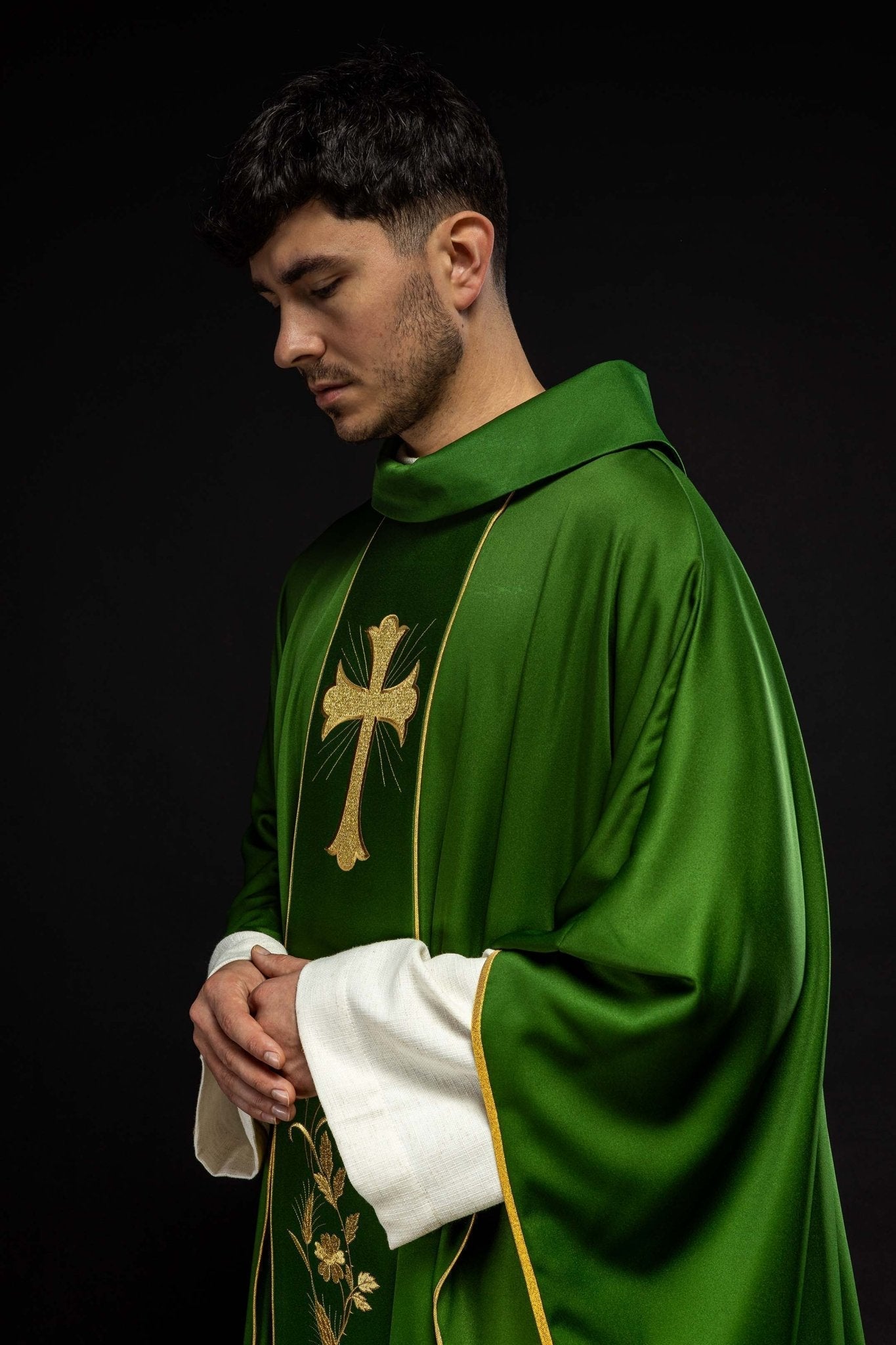 Casulla con cruz verde bordada y espigas de trigo
