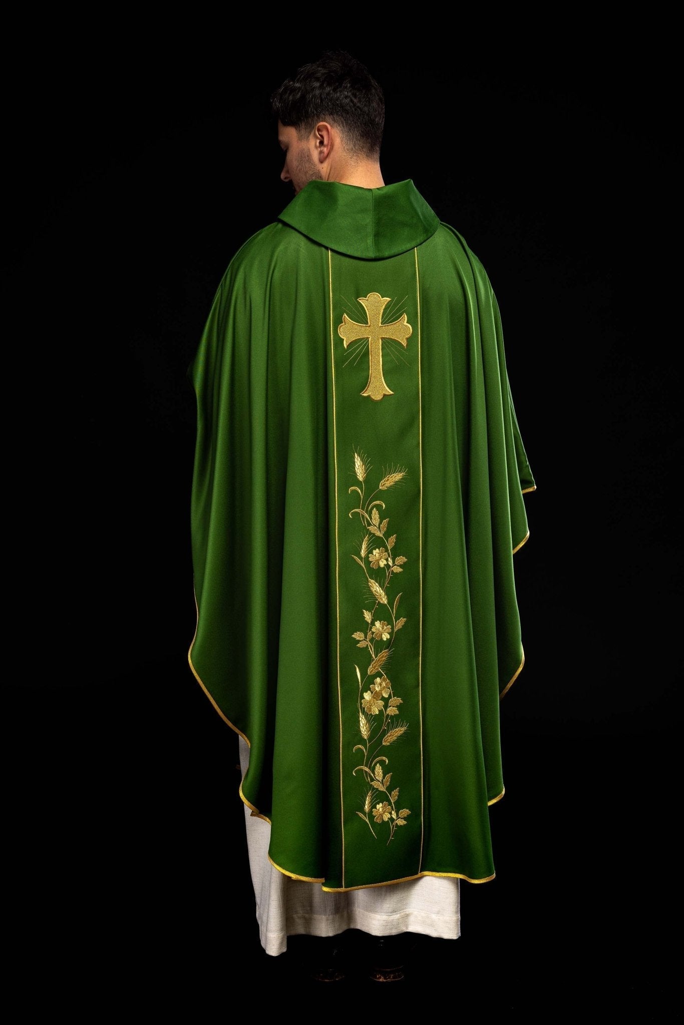 Casulla con cruz verde bordada y espigas de trigo