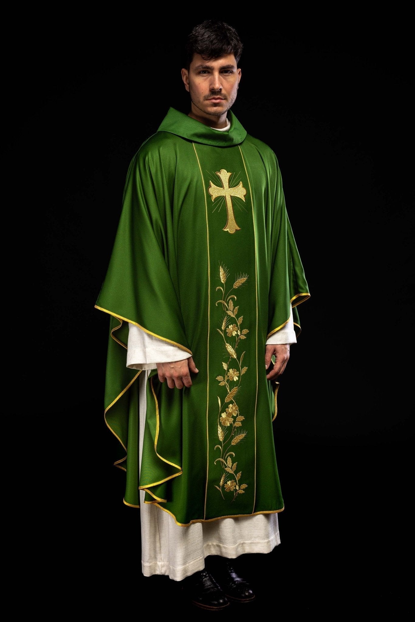 Casulla con cruz verde bordada y espigas de trigo