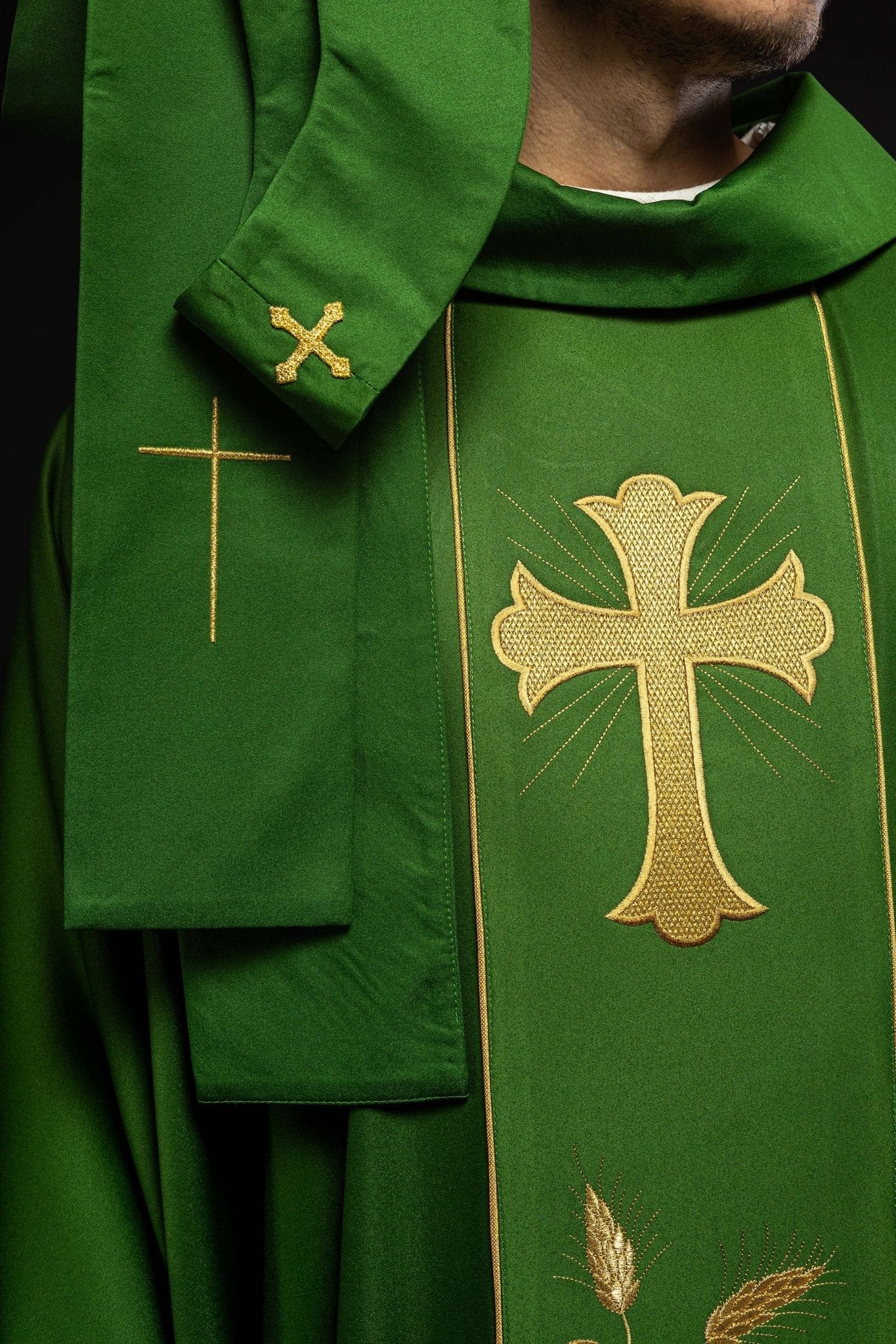 Casulla con cruz verde bordada y espigas de trigo