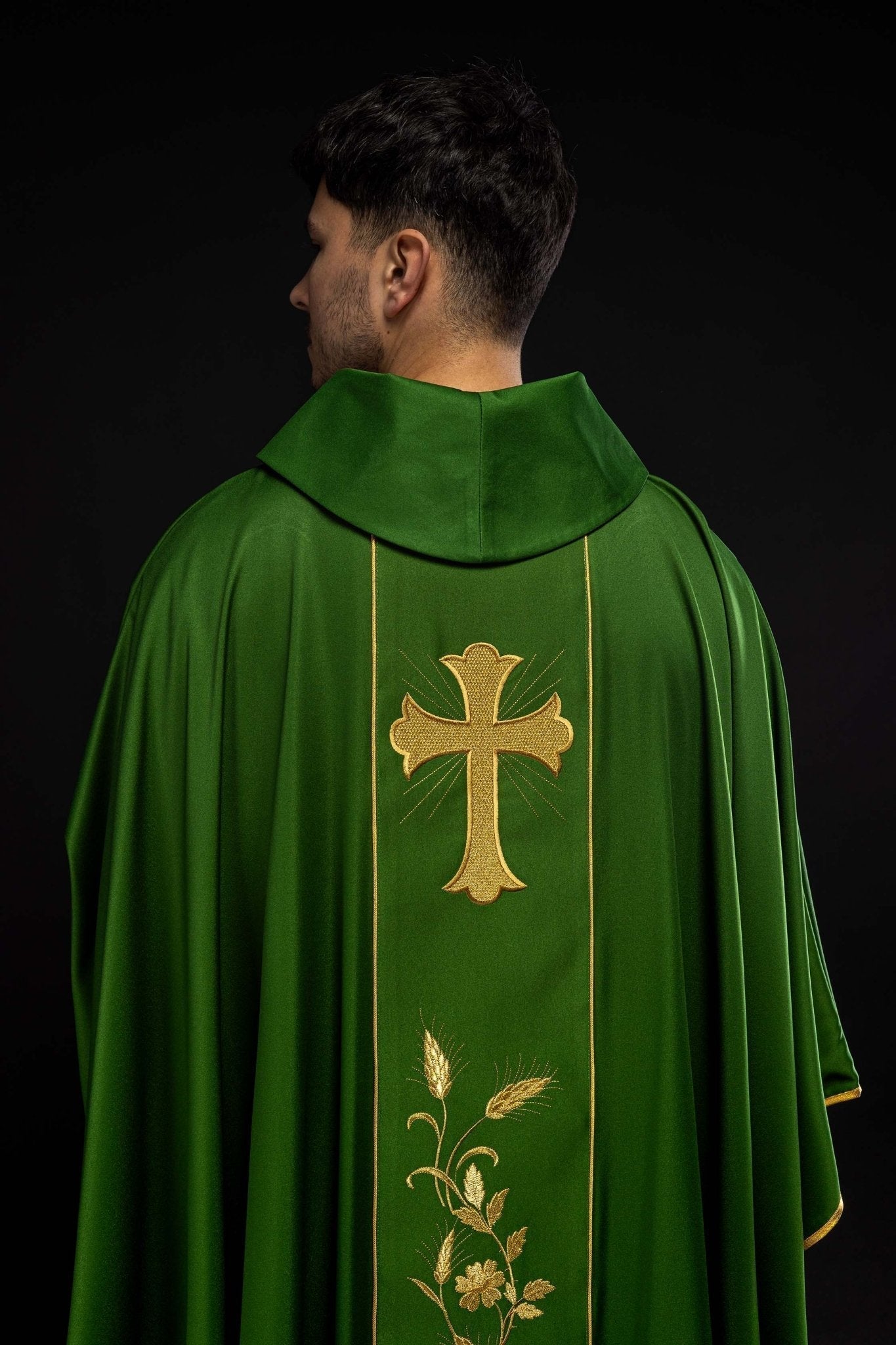 Casulla con cruz verde bordada y espigas de trigo