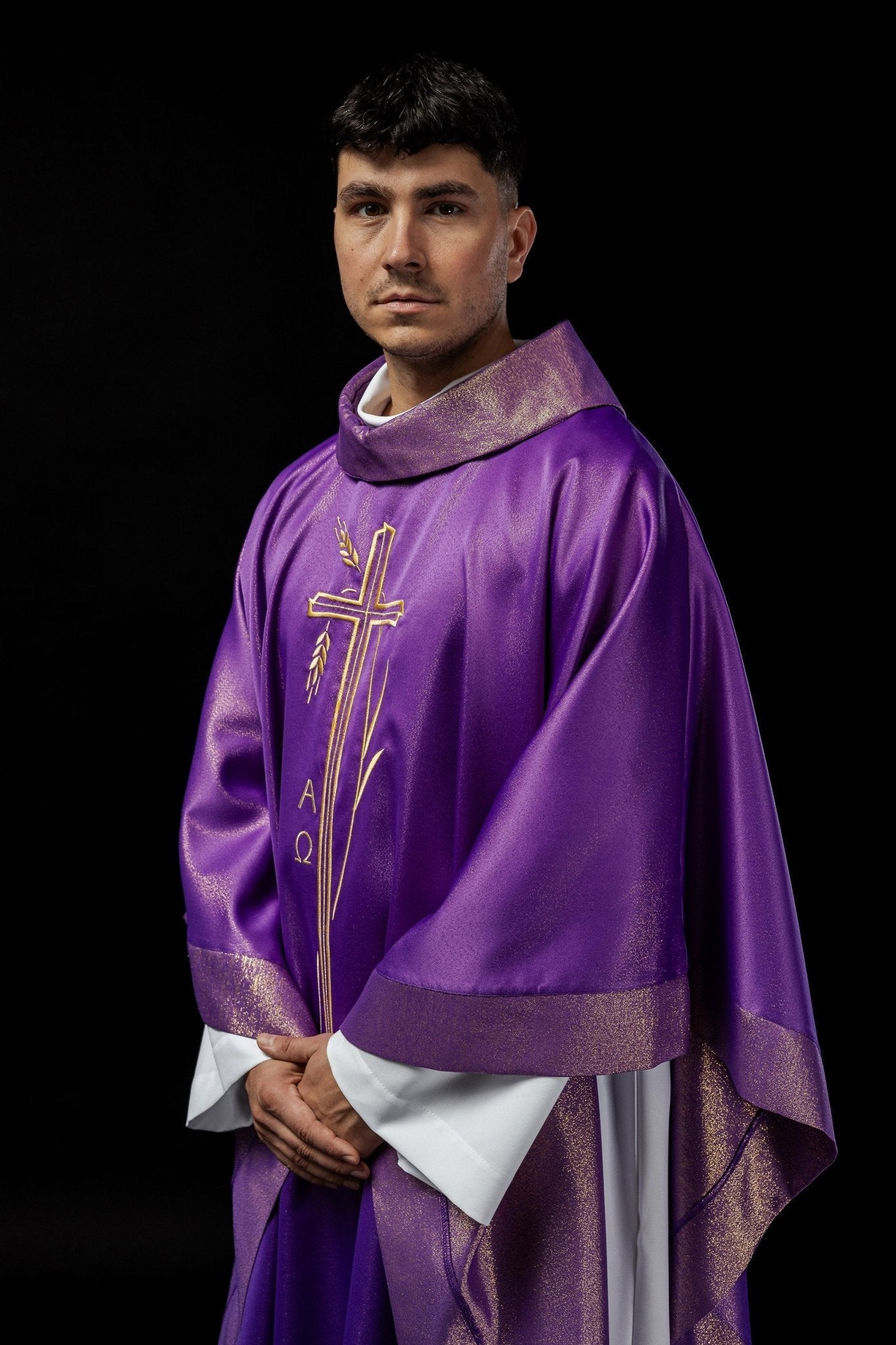 Casulla con motivo de cruz y espiga de color morado