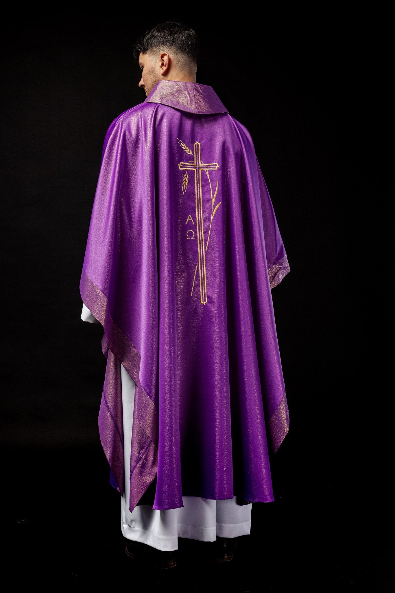 Casulla con motivo de cruz y espiga de color morado