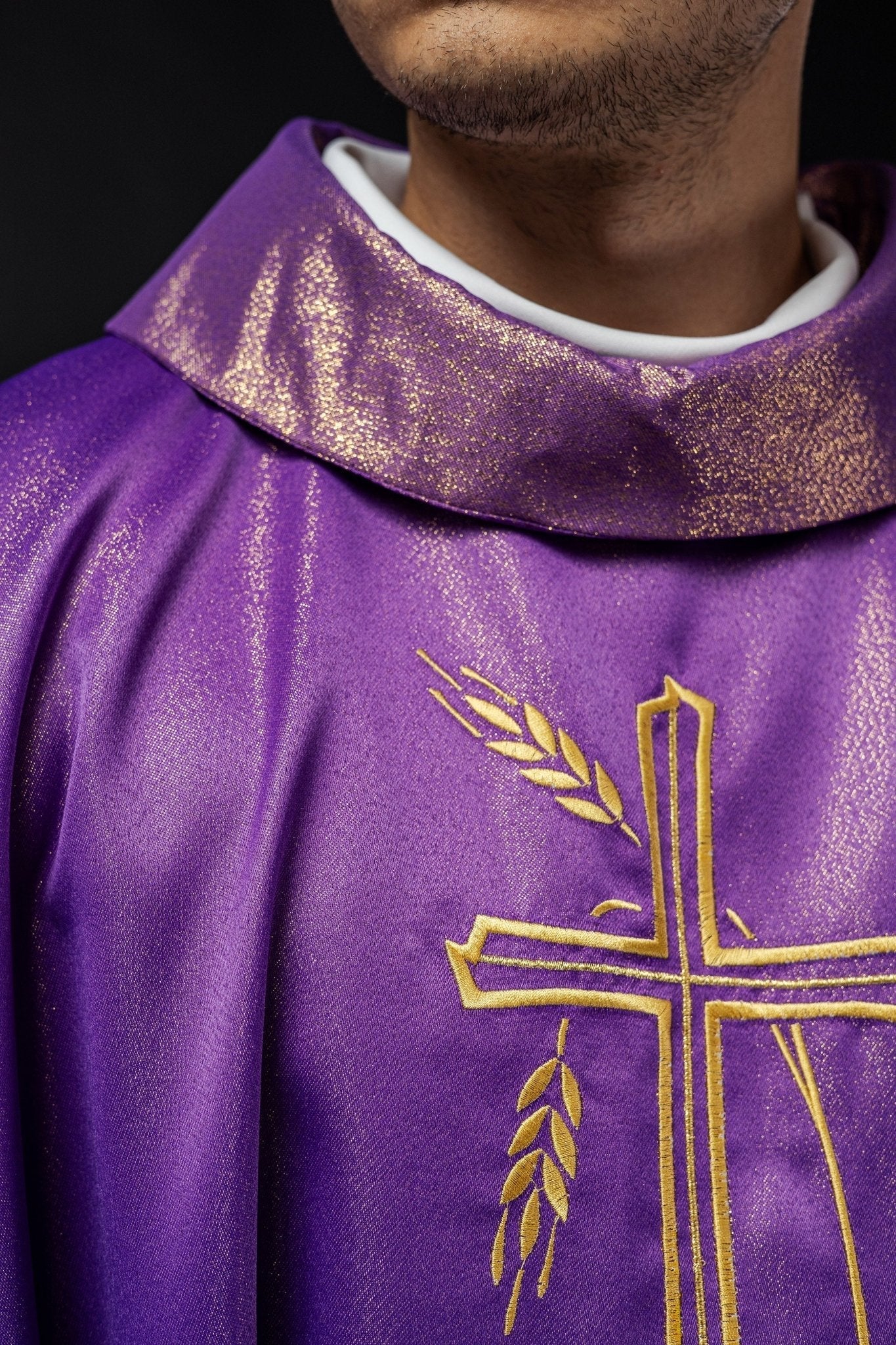 Casulla con motivo de cruz y espiga de color morado