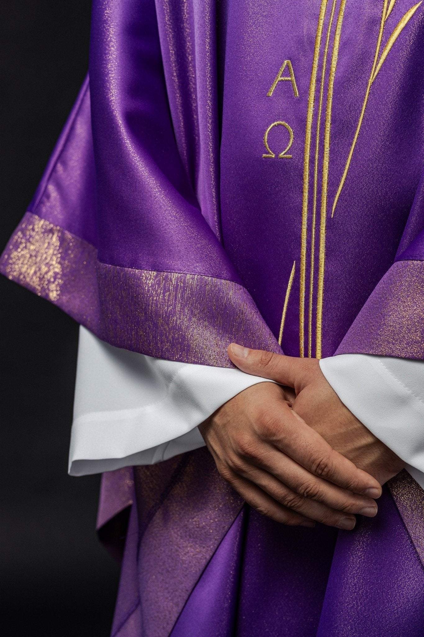 Casulla con motivo de cruz y espiga de color morado