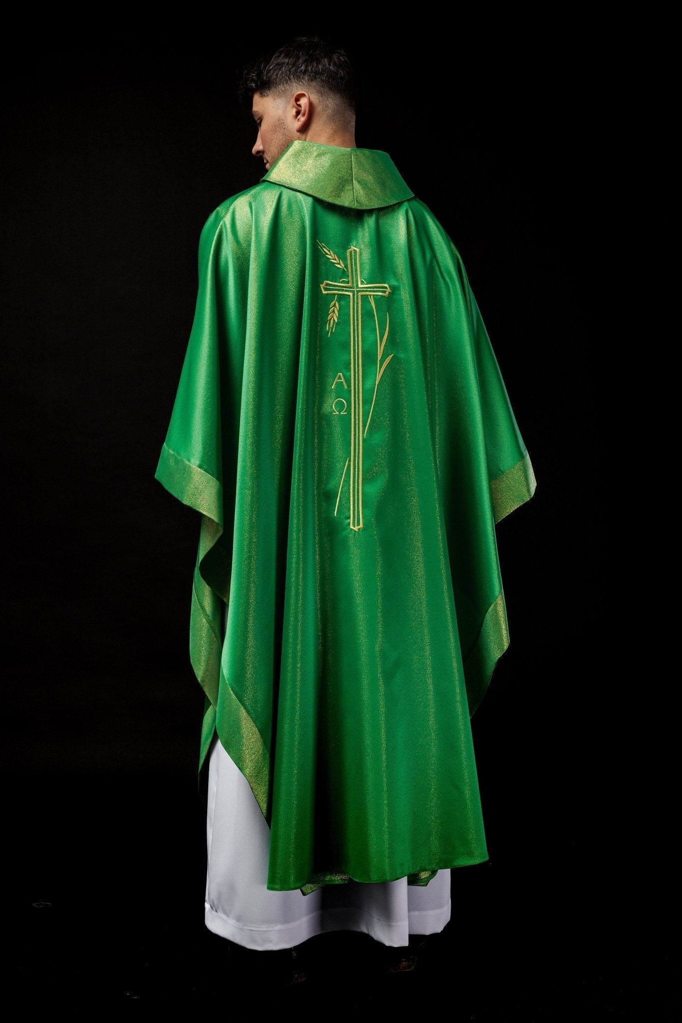 Casulla con motivo de cruz y espiga en verde