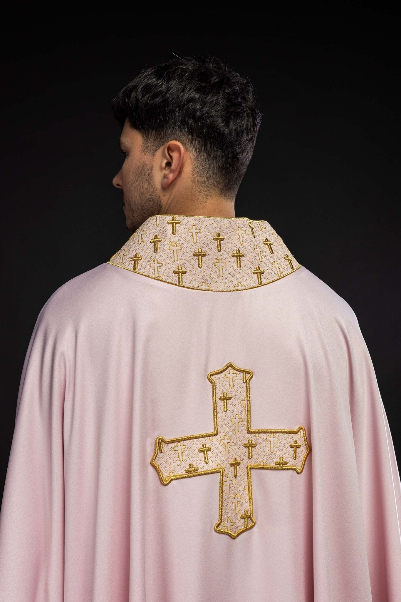 Casulla con una cruz ricamente bordada y cuello rosa