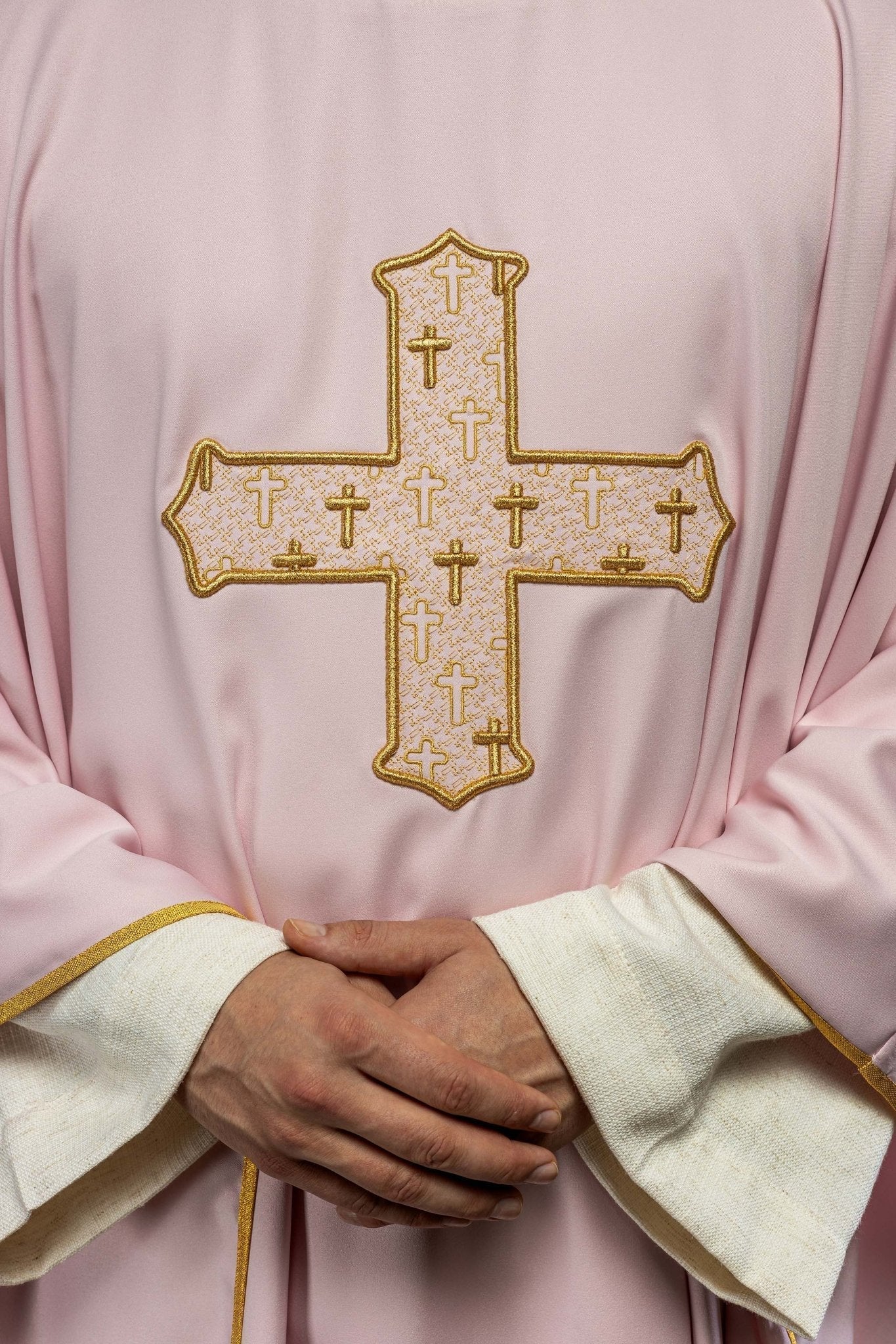 Casulla con una cruz ricamente bordada y cuello rosa