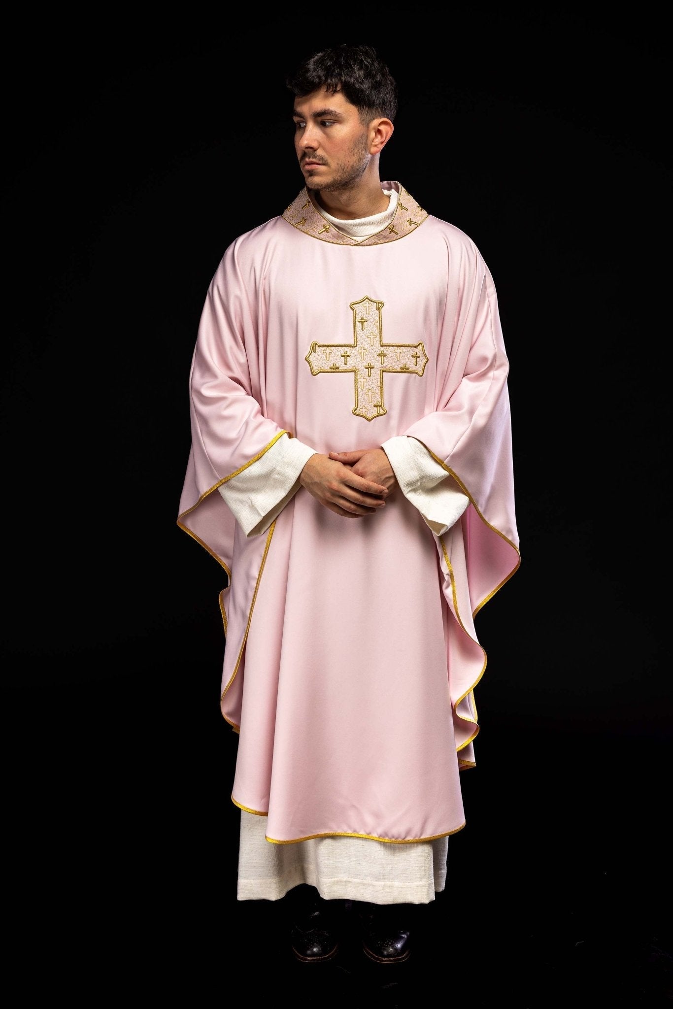 Casulla con una cruz ricamente bordada y cuello rosa