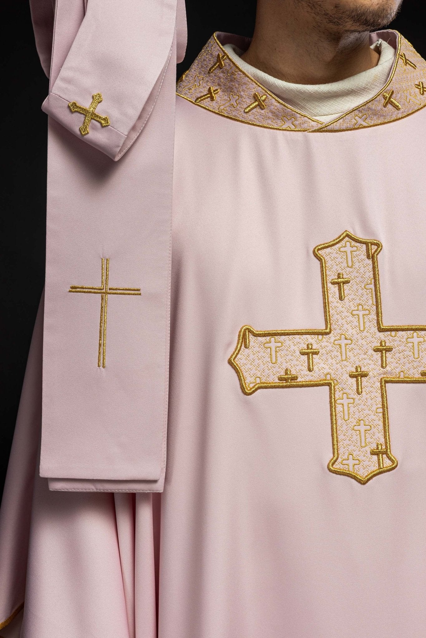 Casulla con una cruz ricamente bordada y cuello rosa