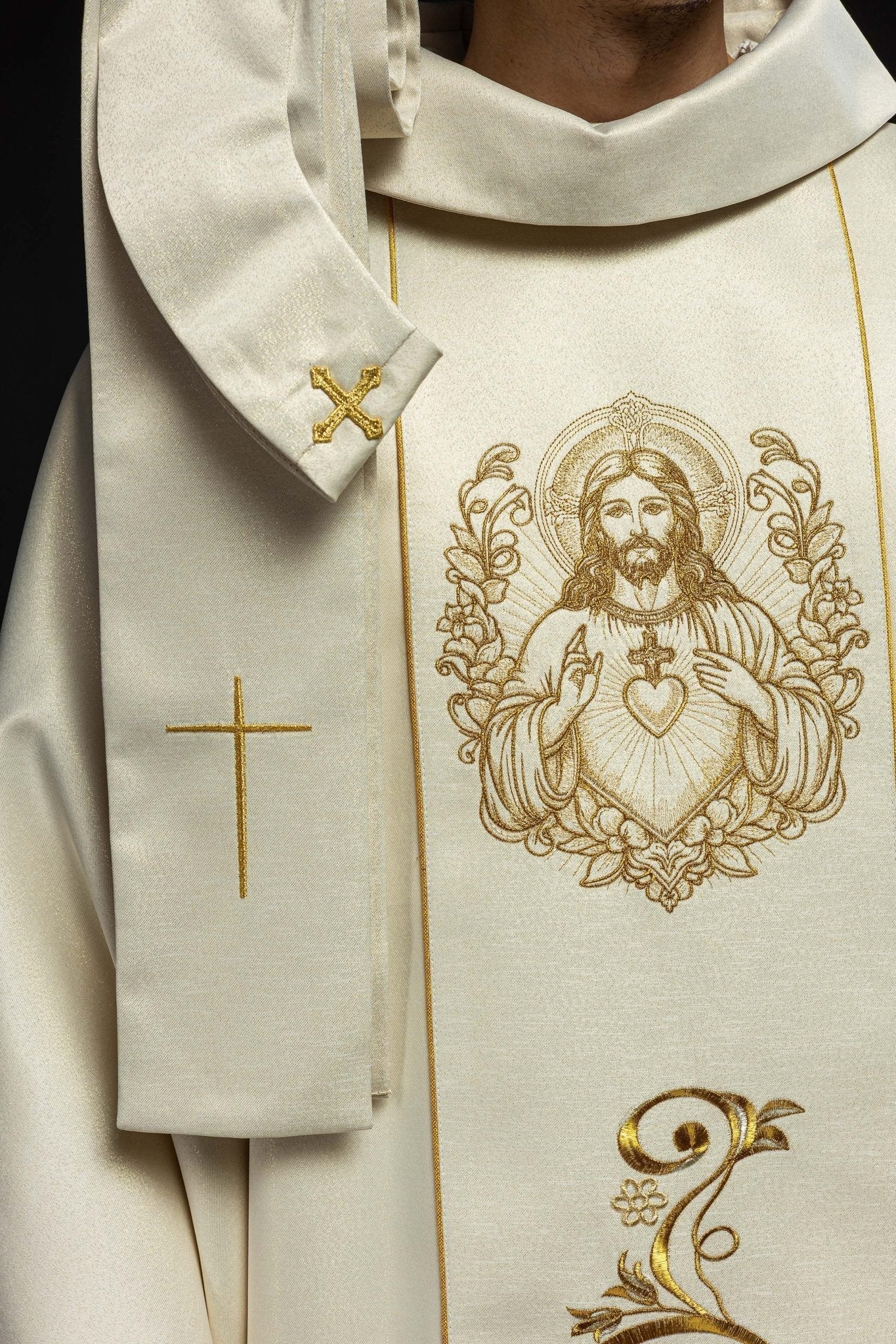 Casulla cruda con imagen del Sagrado Corazón de Jesús