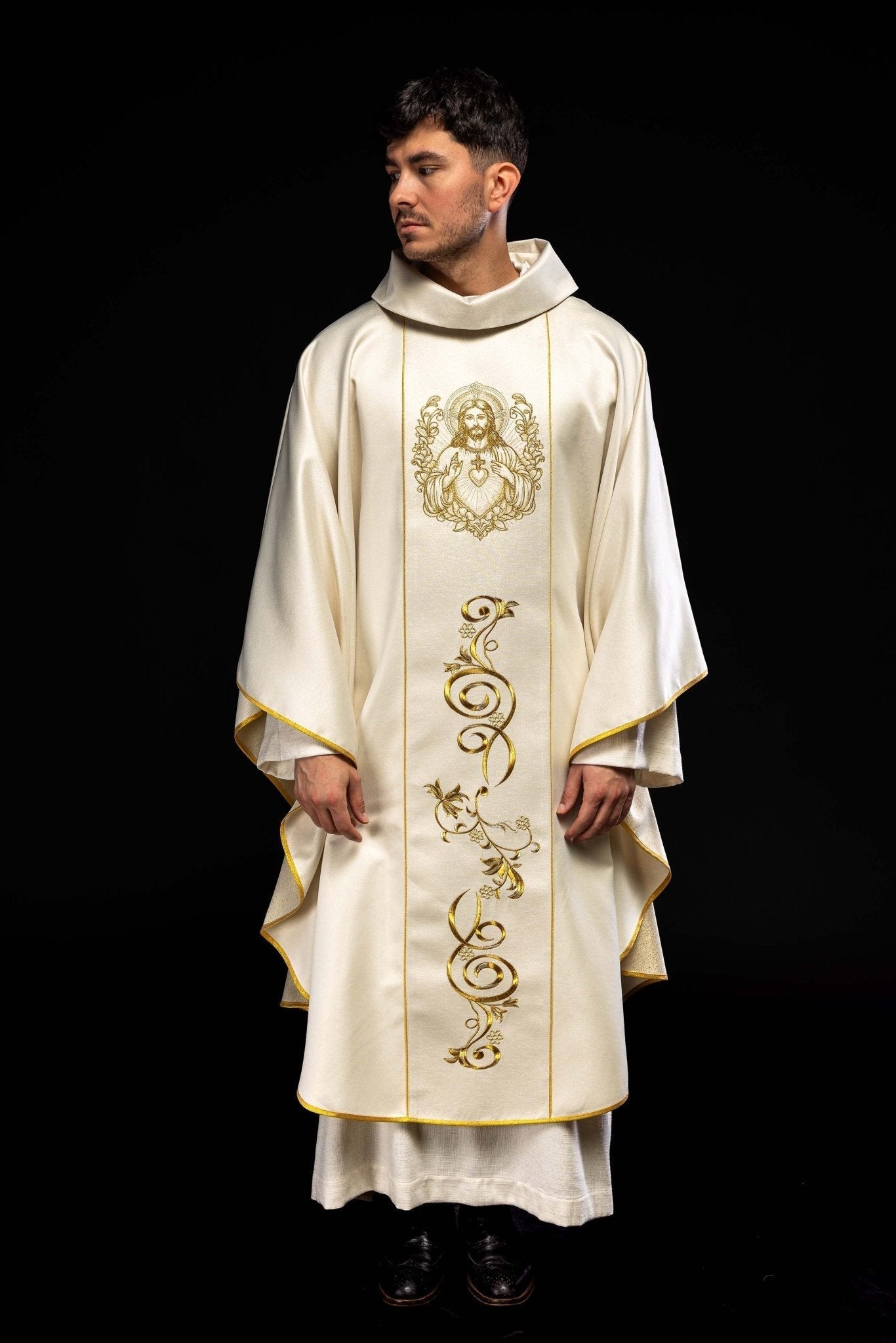 Casulla cruda con imagen del Sagrado Corazón de Jesús