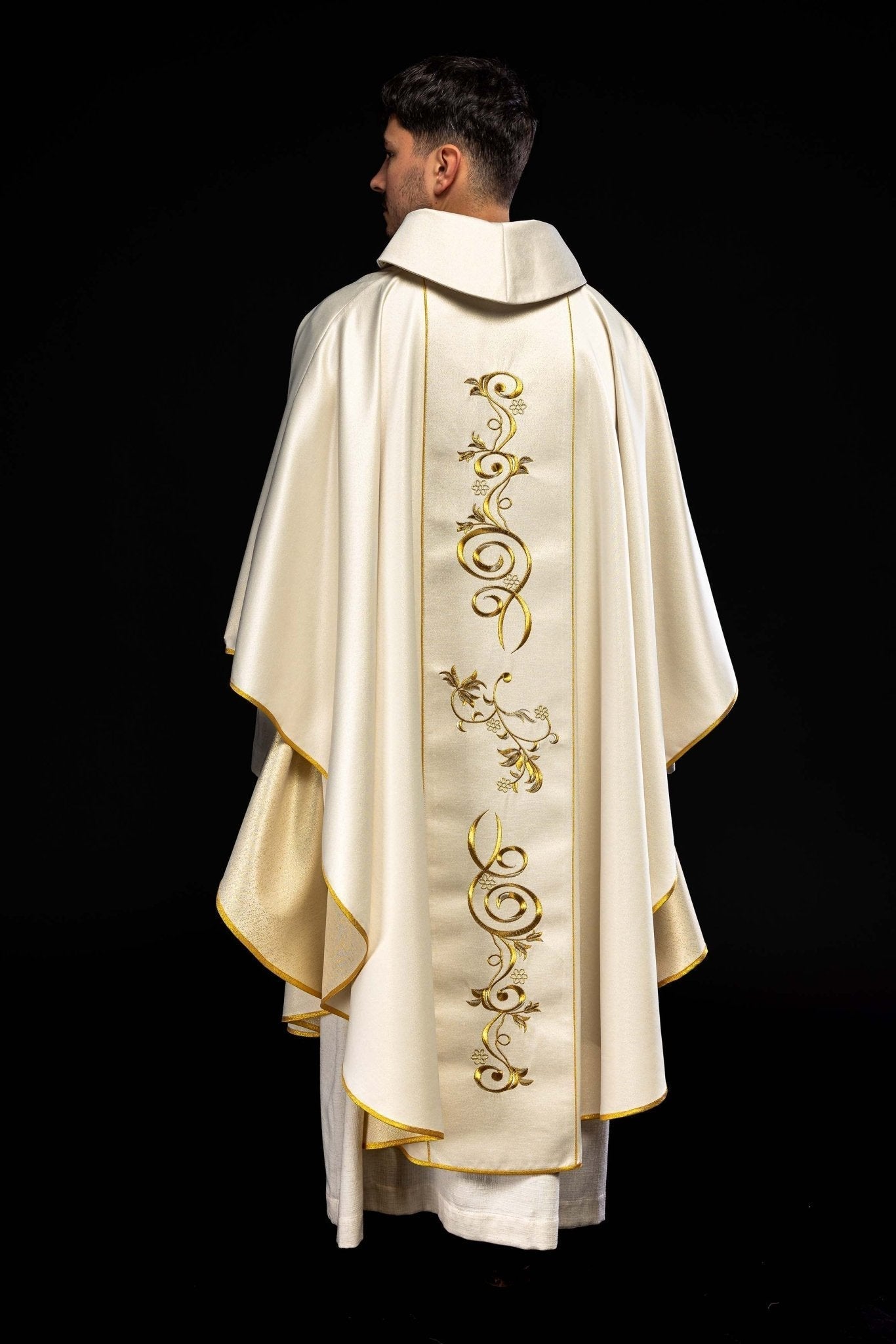 Casulla cruda con imagen del Sagrado Corazón de Jesús
