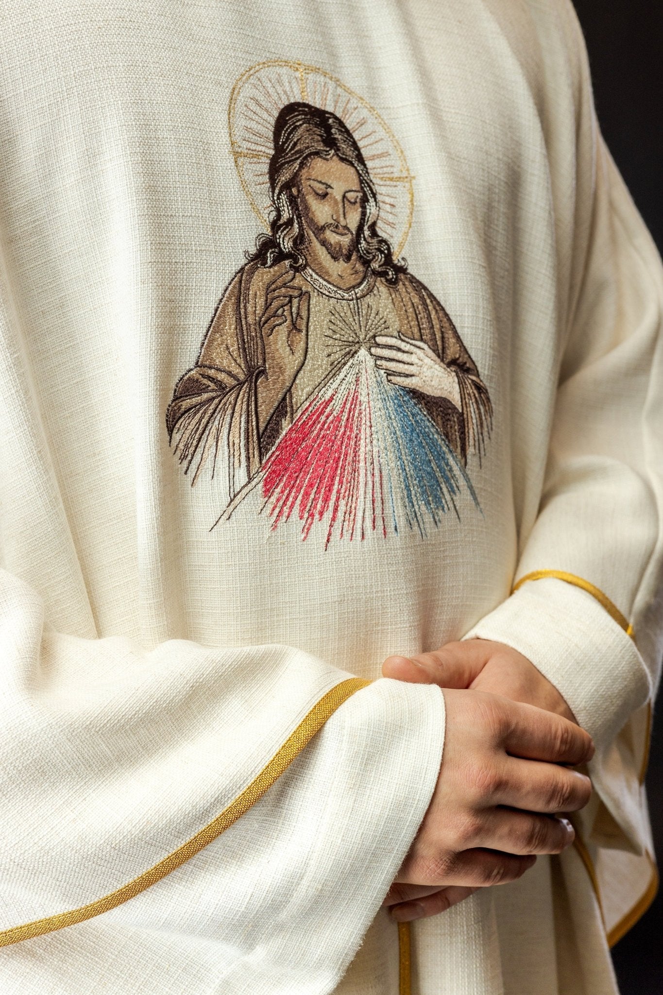 Casulla de color crudo con imagen de la Divina Misericordia