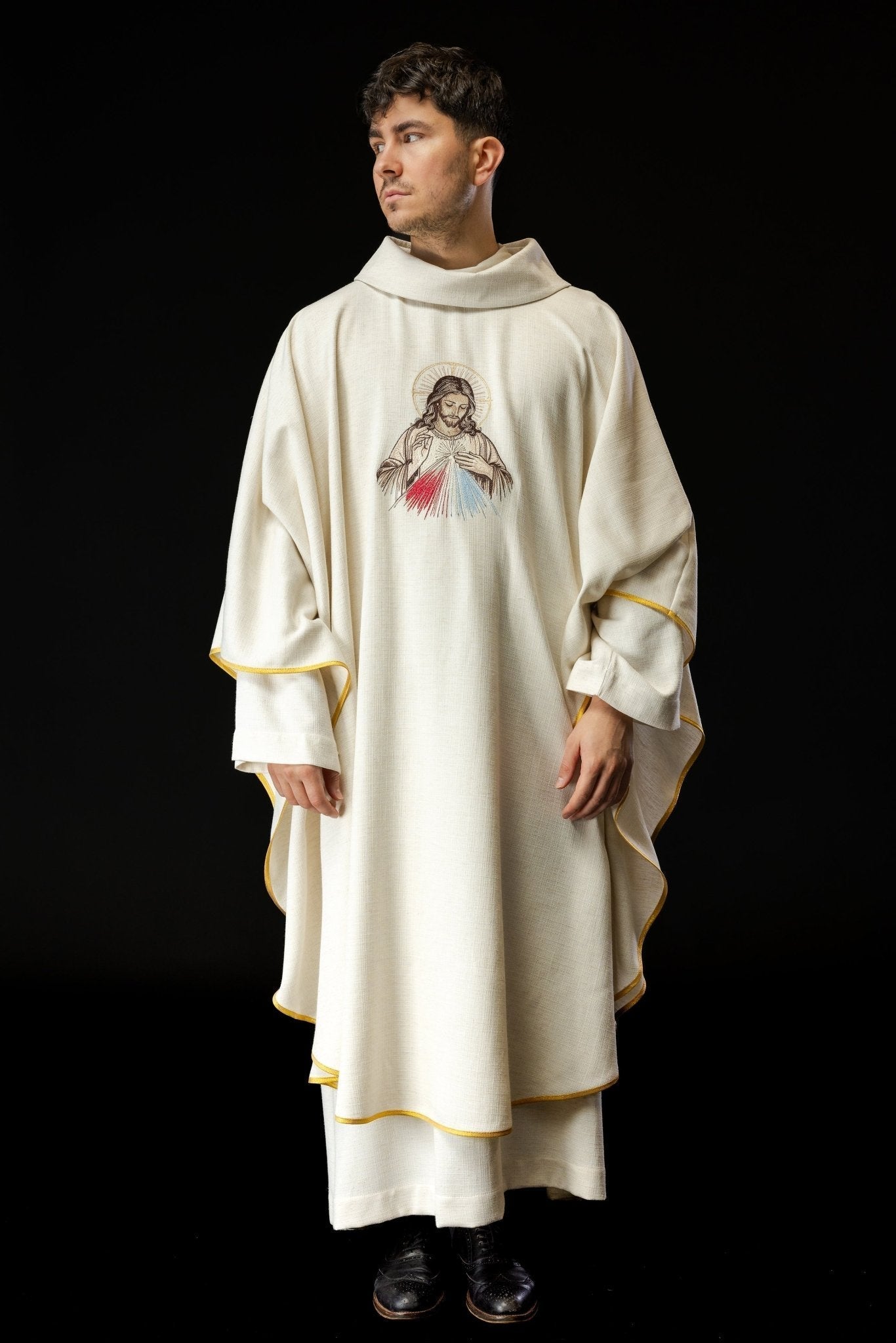 Casulla de color crudo con imagen de la Divina Misericordia