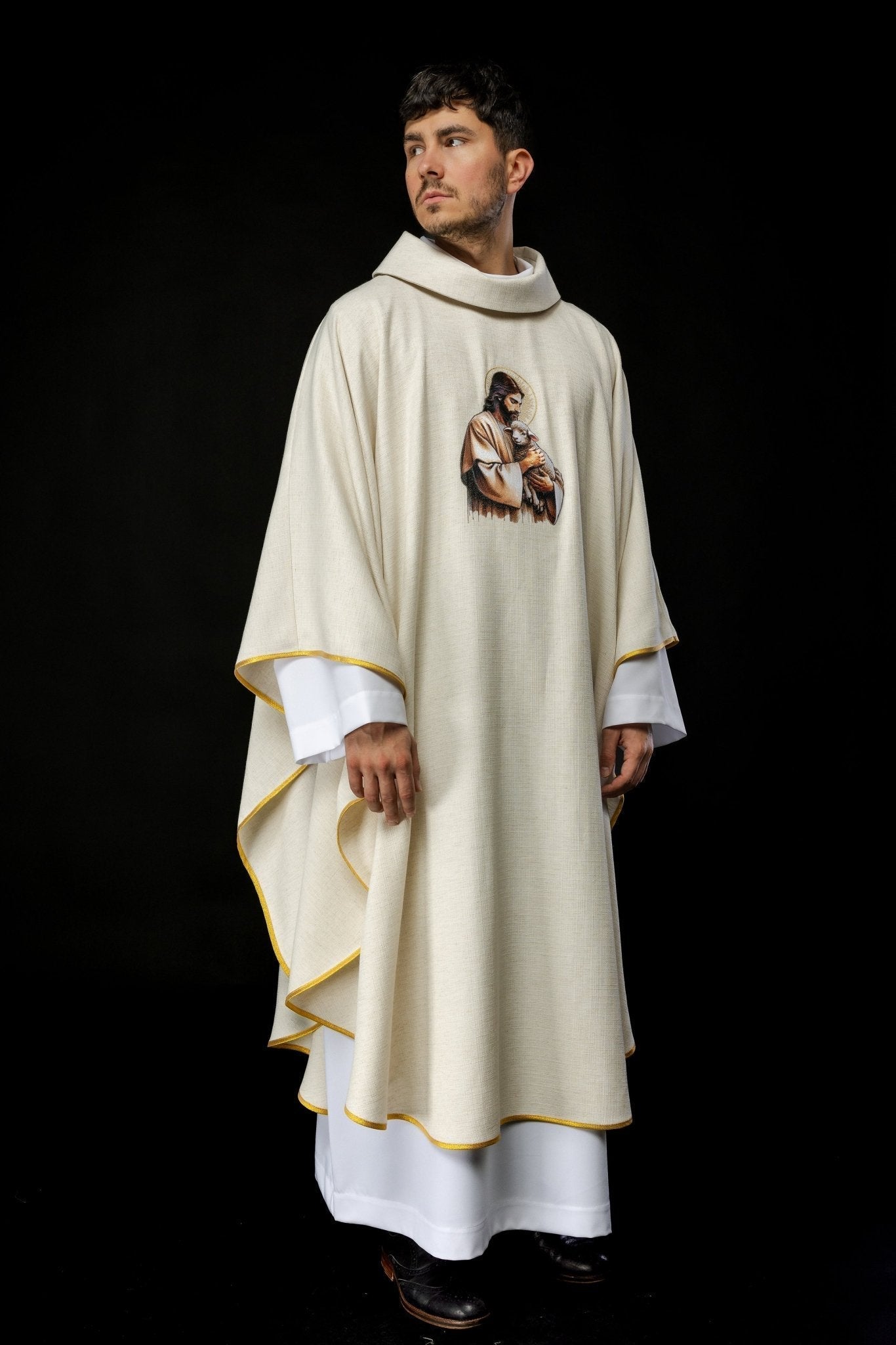 Casulla de color crudo con la imagen de Jesús el Buen Pastor con el Cordero