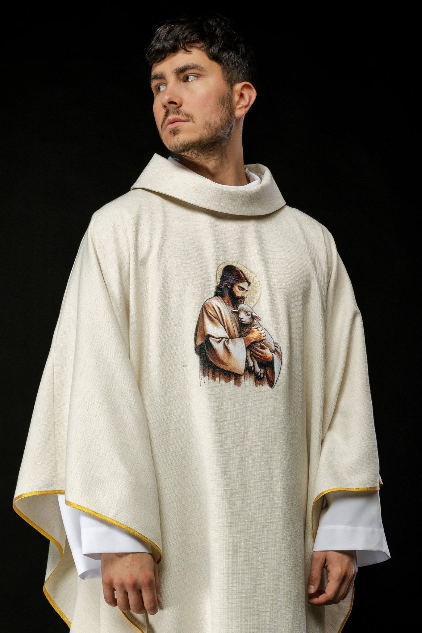 Casulla de color crudo con la imagen de Jesús el Buen Pastor con el Cordero
