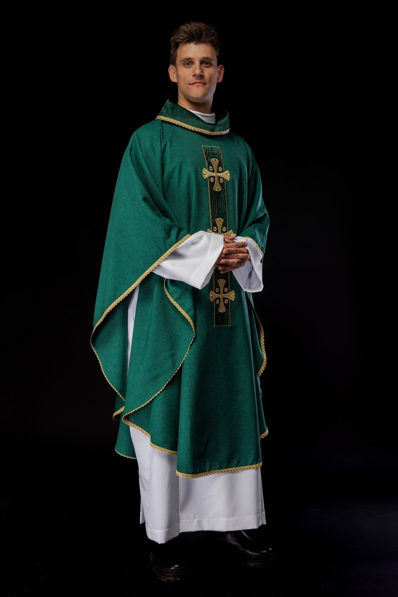 Casulla de cruces bordadas en oro y ribete del cuello en verde