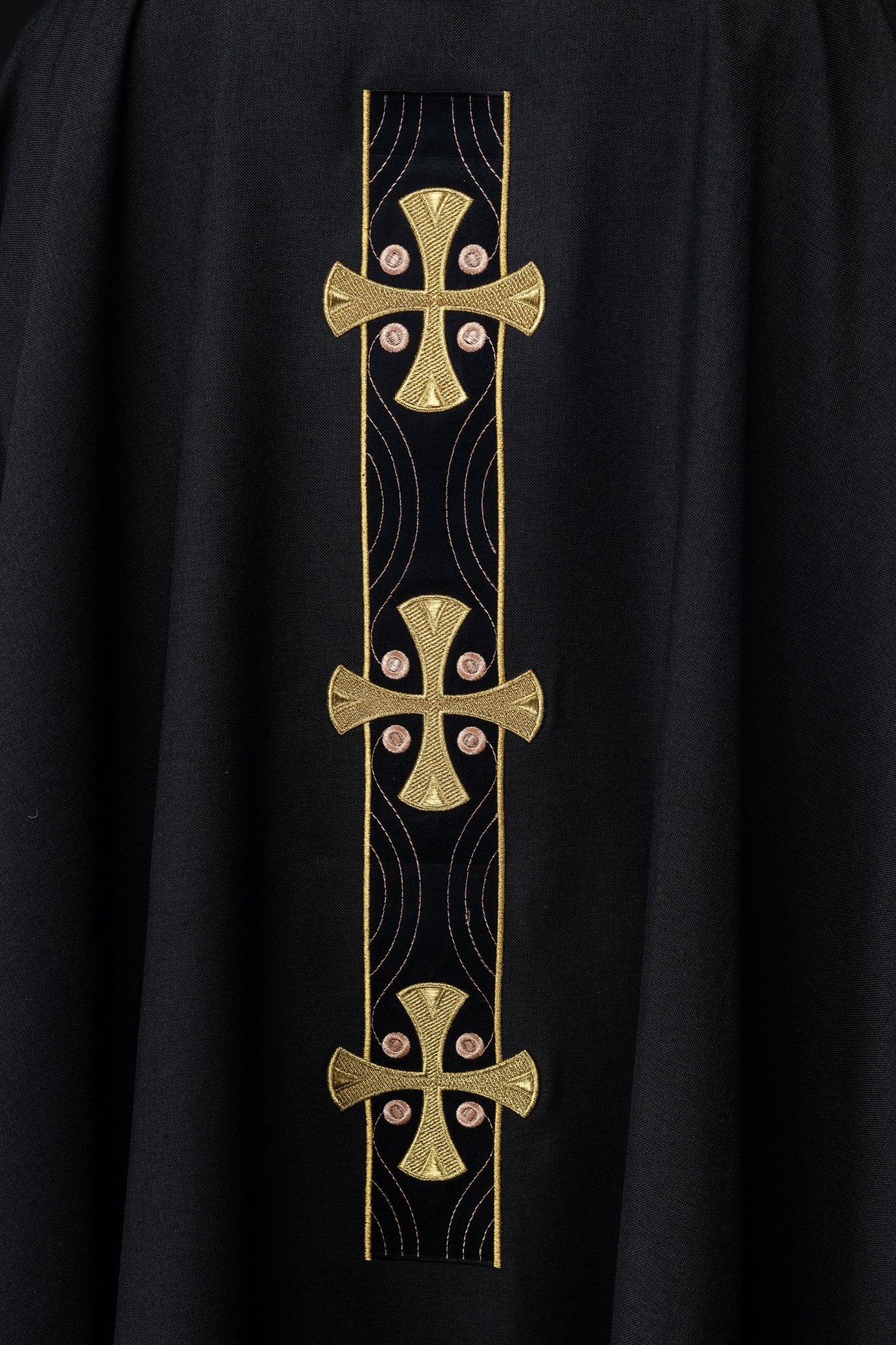 Casulla en cruces de oro bordadas y ribete del cuello en negro