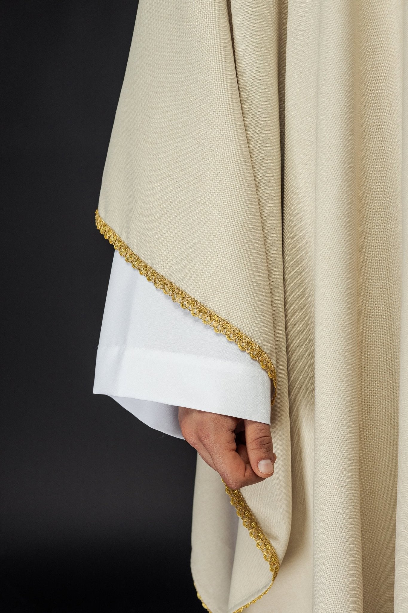 Casulla en cruces de oro bordadas y ribetes del cuello en crudo