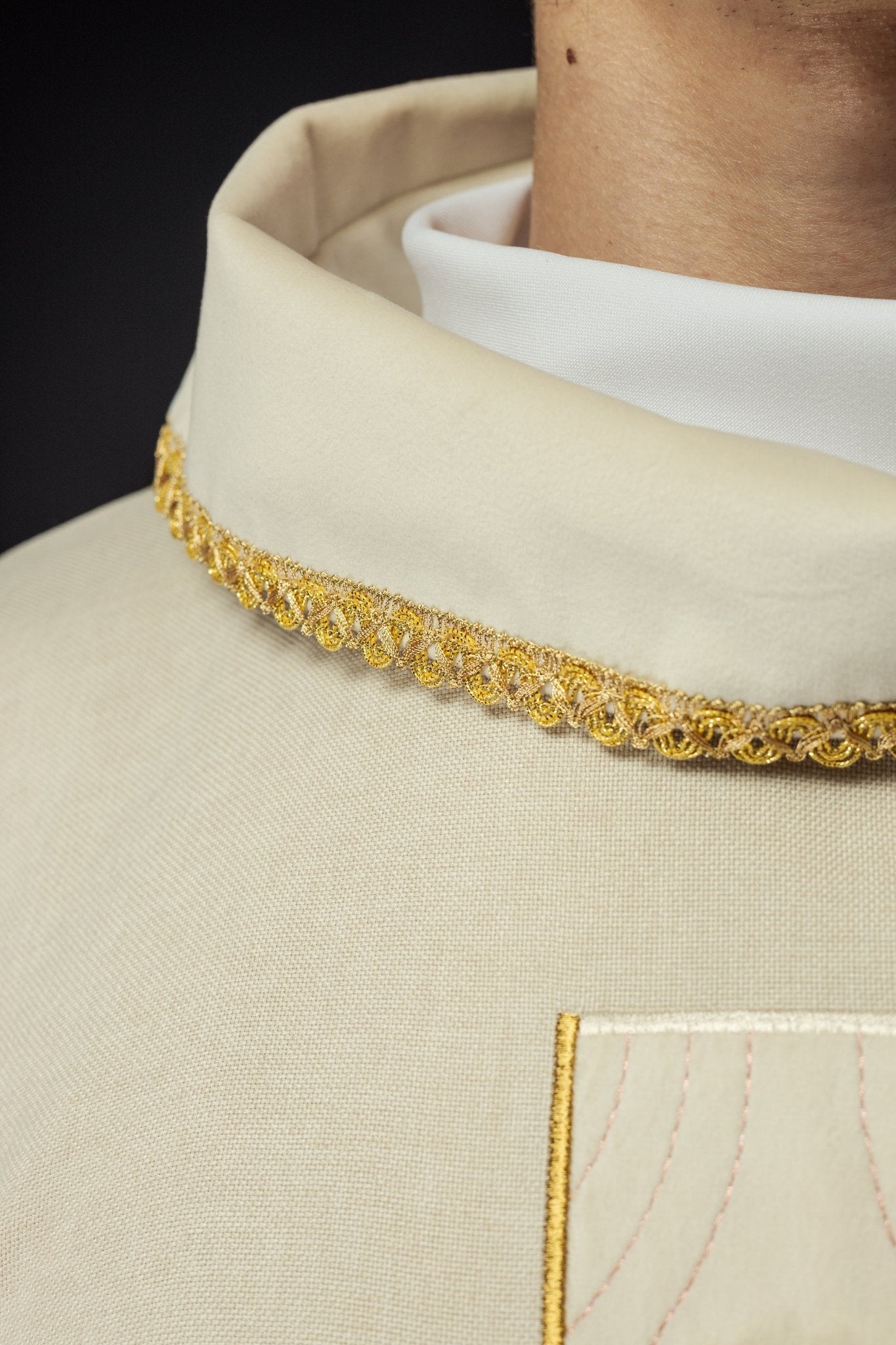 Casulla en cruces de oro bordadas y ribetes del cuello en crudo