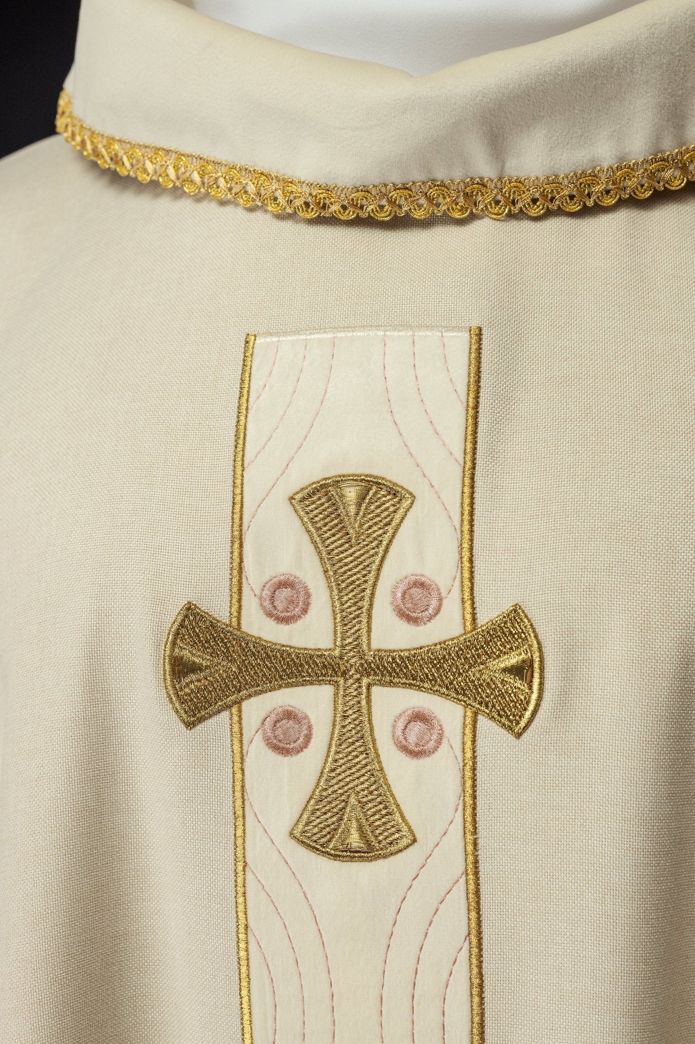 Casulla en cruces de oro bordadas y ribetes del cuello en crudo