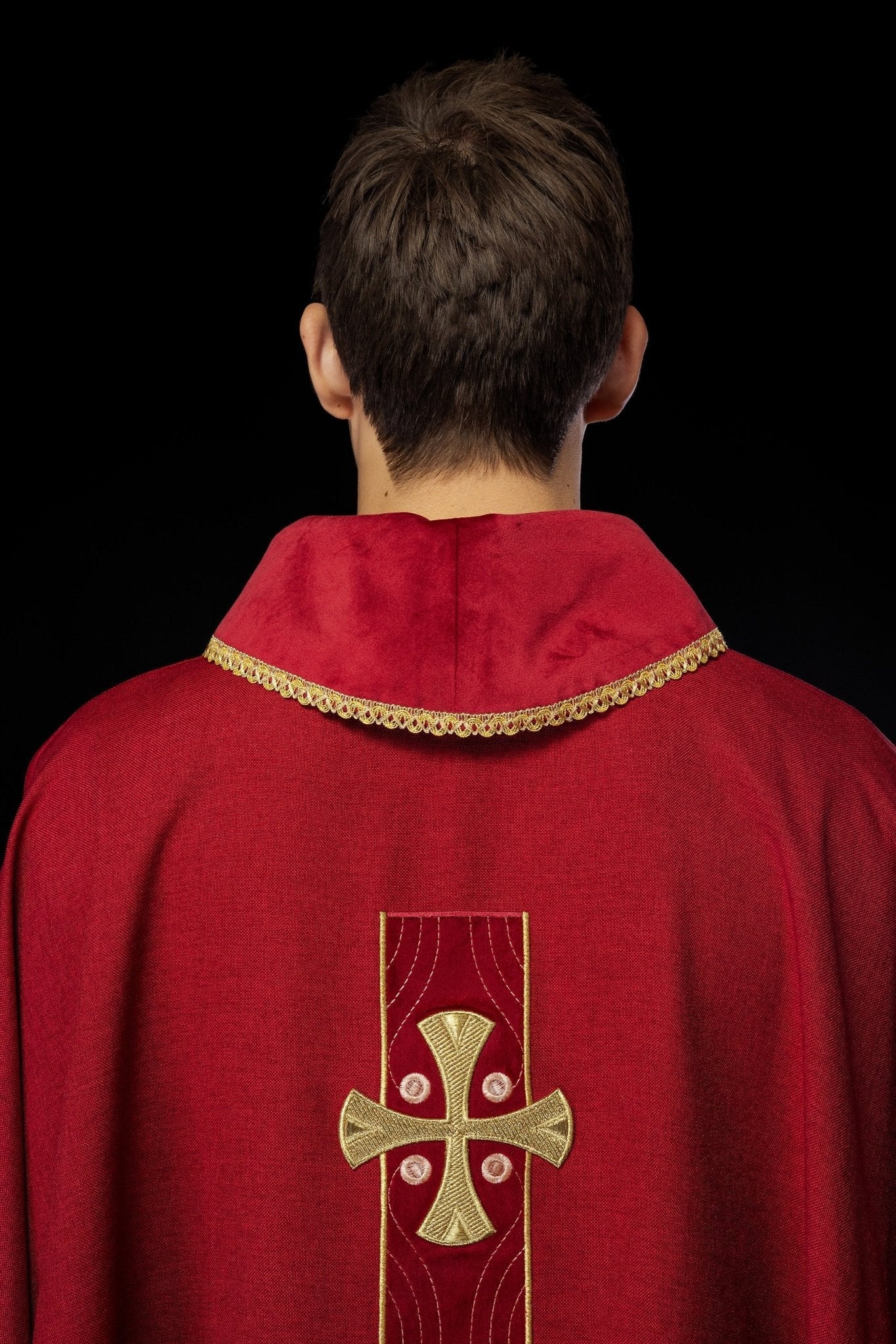 Casulla en cruces de oro bordadas y ribetes del cuello en rojo