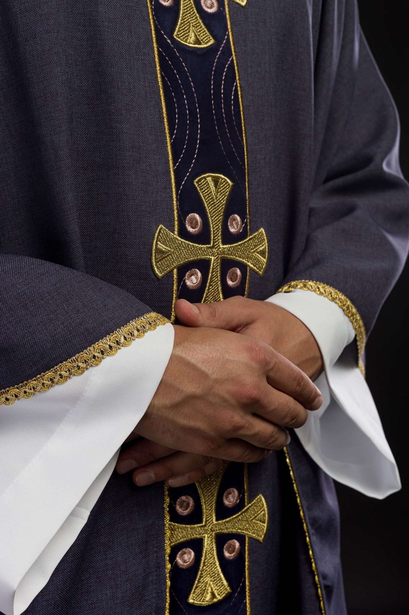 Casulla en cruces de oro bordadas y ribetes en el cuello en morado
