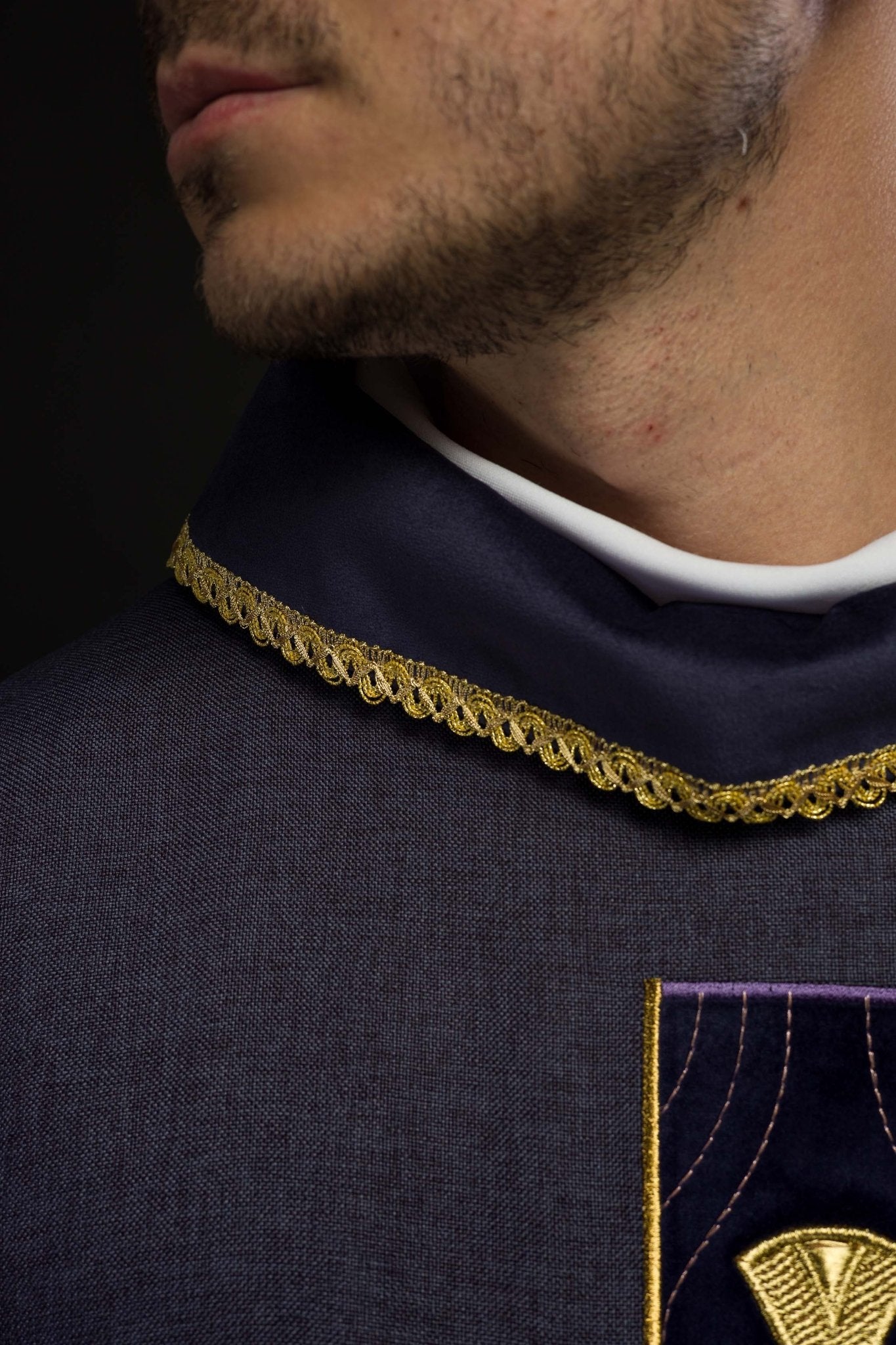 Casulla en cruces de oro bordadas y ribetes en el cuello en morado