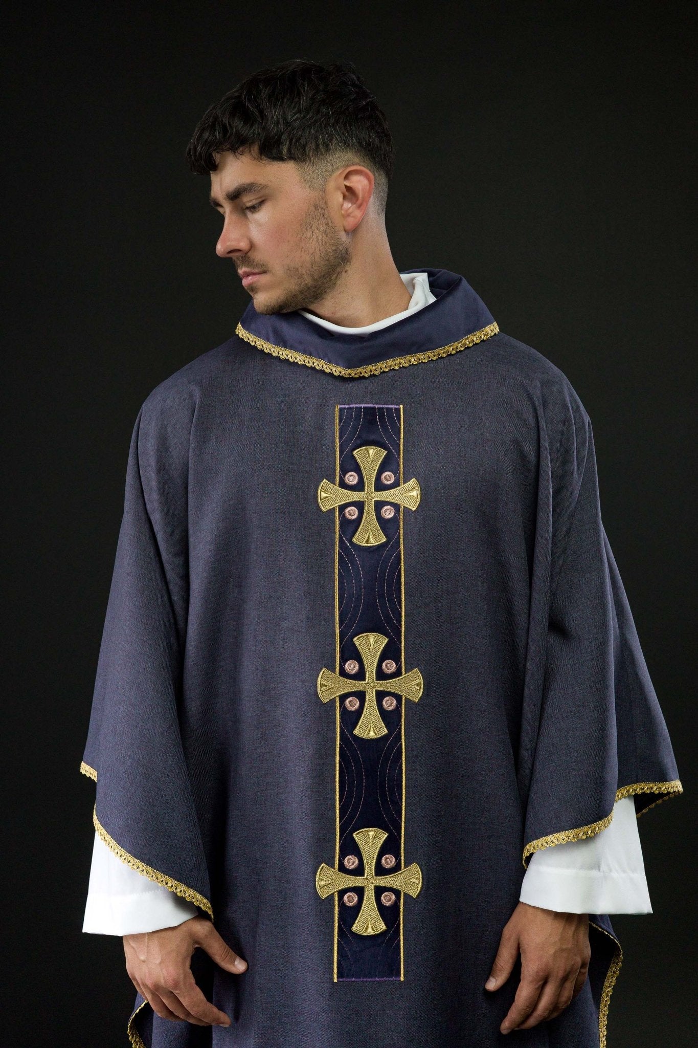 Casulla en cruces de oro bordadas y ribetes en el cuello en morado