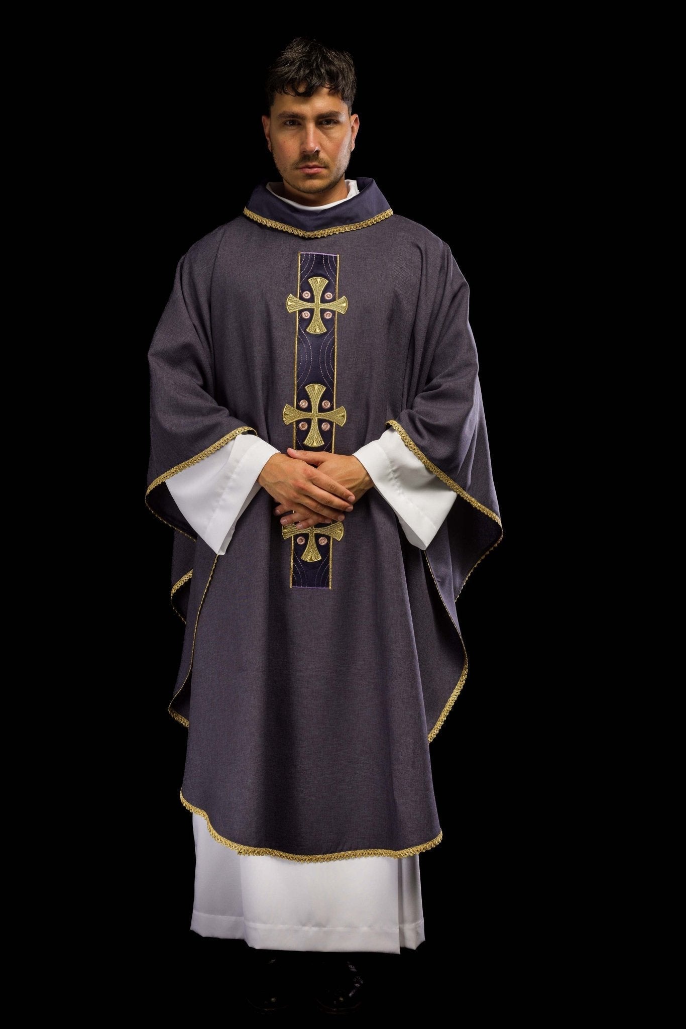 Casulla en cruces de oro bordadas y ribetes en el cuello en morado