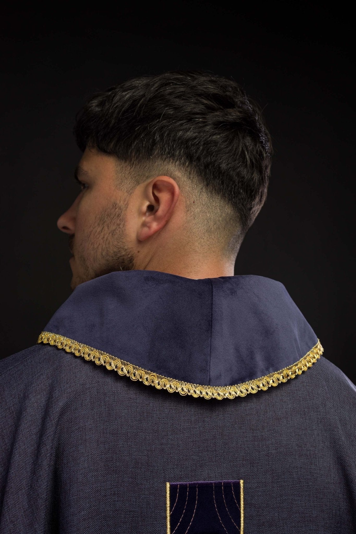 Casulla en cruces de oro bordadas y ribetes en el cuello en morado