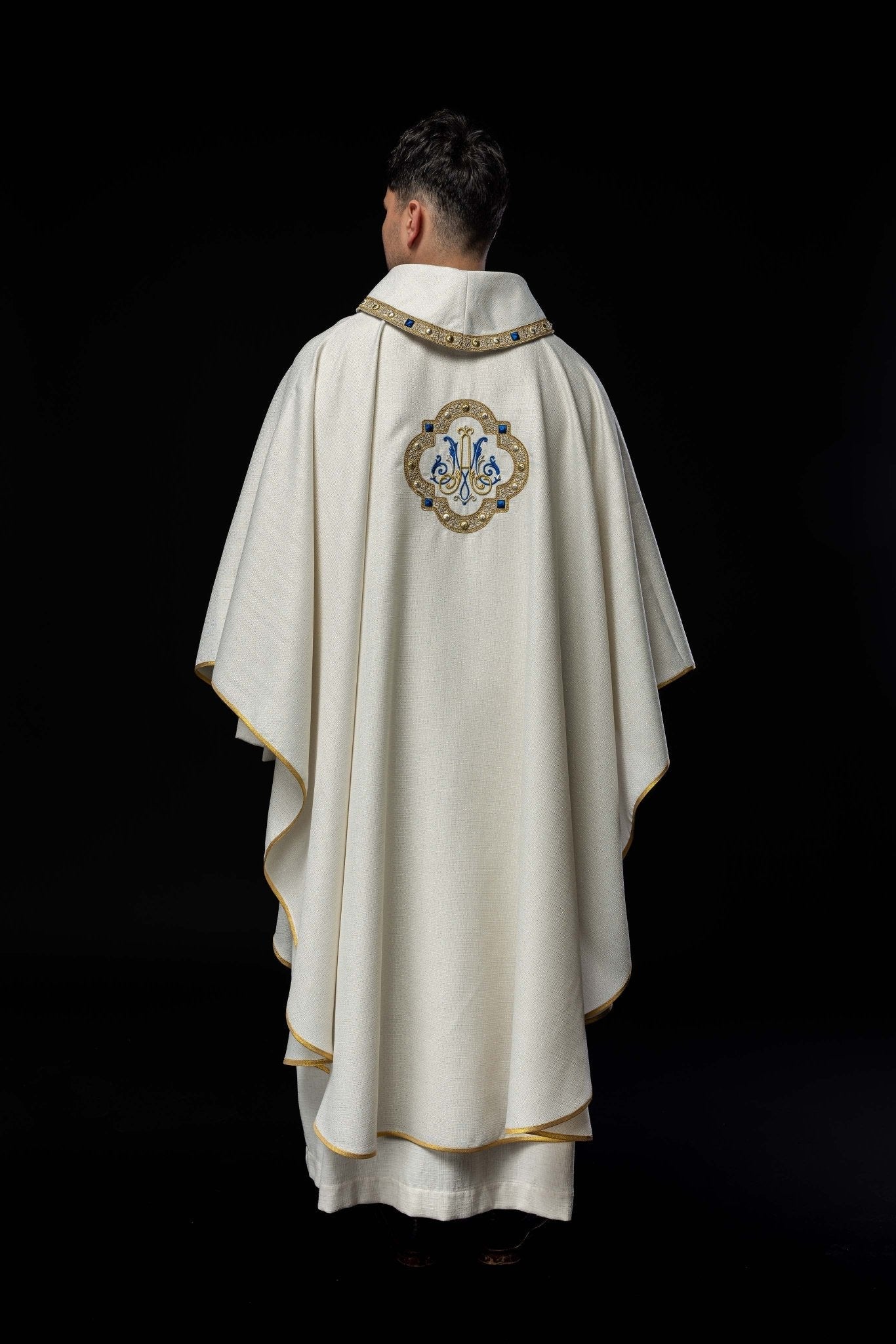 Casulla litúrgica con escudo Mariano bordado